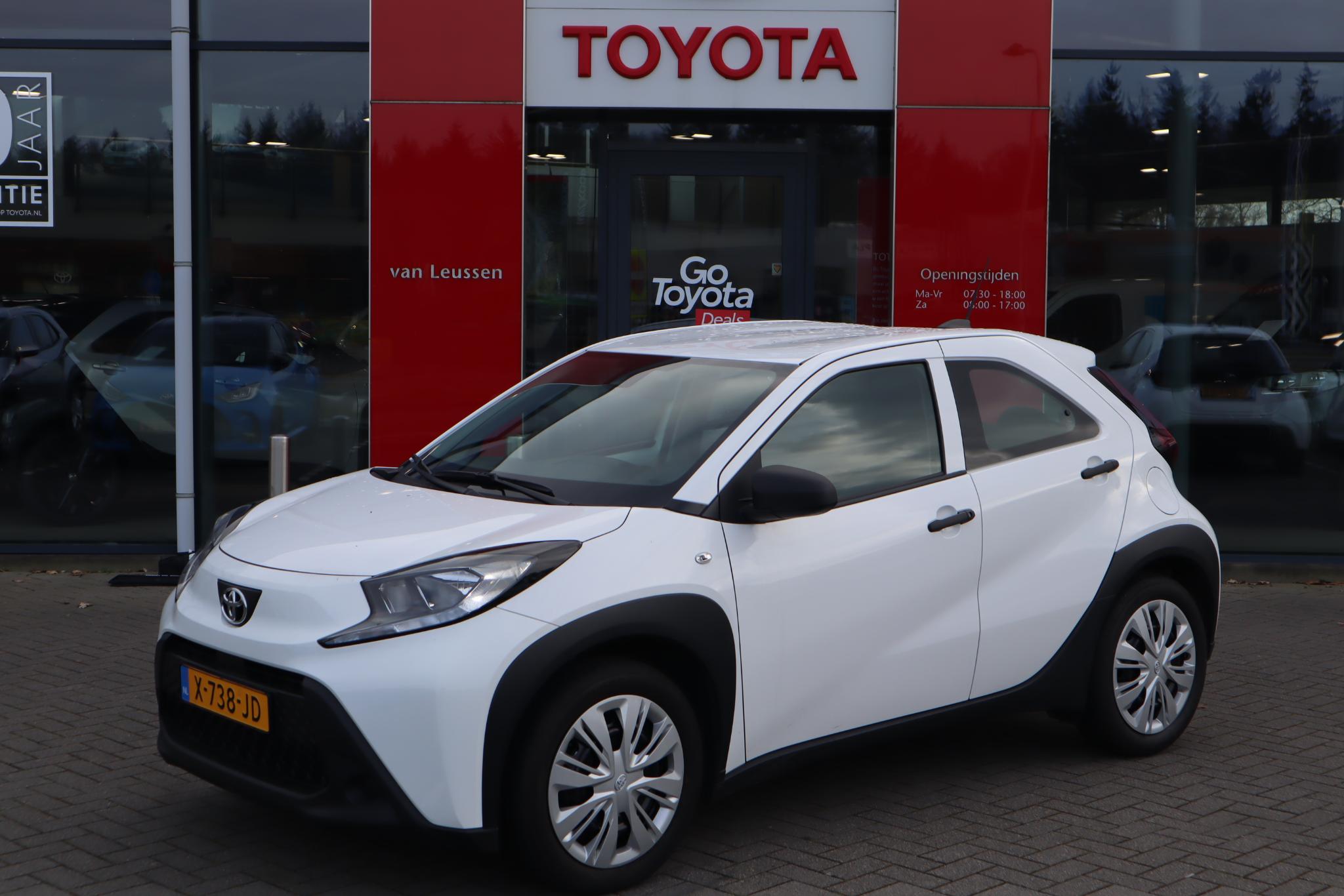 Toyota Aygo X 5-DEURS AIRCO EL-RAMEN AD-CRUISE LICHTSENSOR LAGE-KMSTAND NL-AUTO