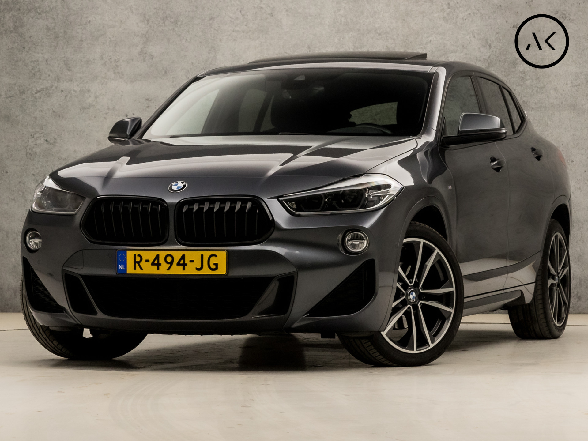BMW X2 18i sDrive M Sport Automaat (PANORAMADAK, M PAKKET, GROOT NAVI, HEAD-UP DISPLAY, ALCANTARA SPORTSTOELEN, CAMERA, GETINT GLAS, CRUISE, TREKHAAK, ELEK ACHTERKLEP, ZWART HEMEL, NIEUWE APK, NIEUWSTAAT)