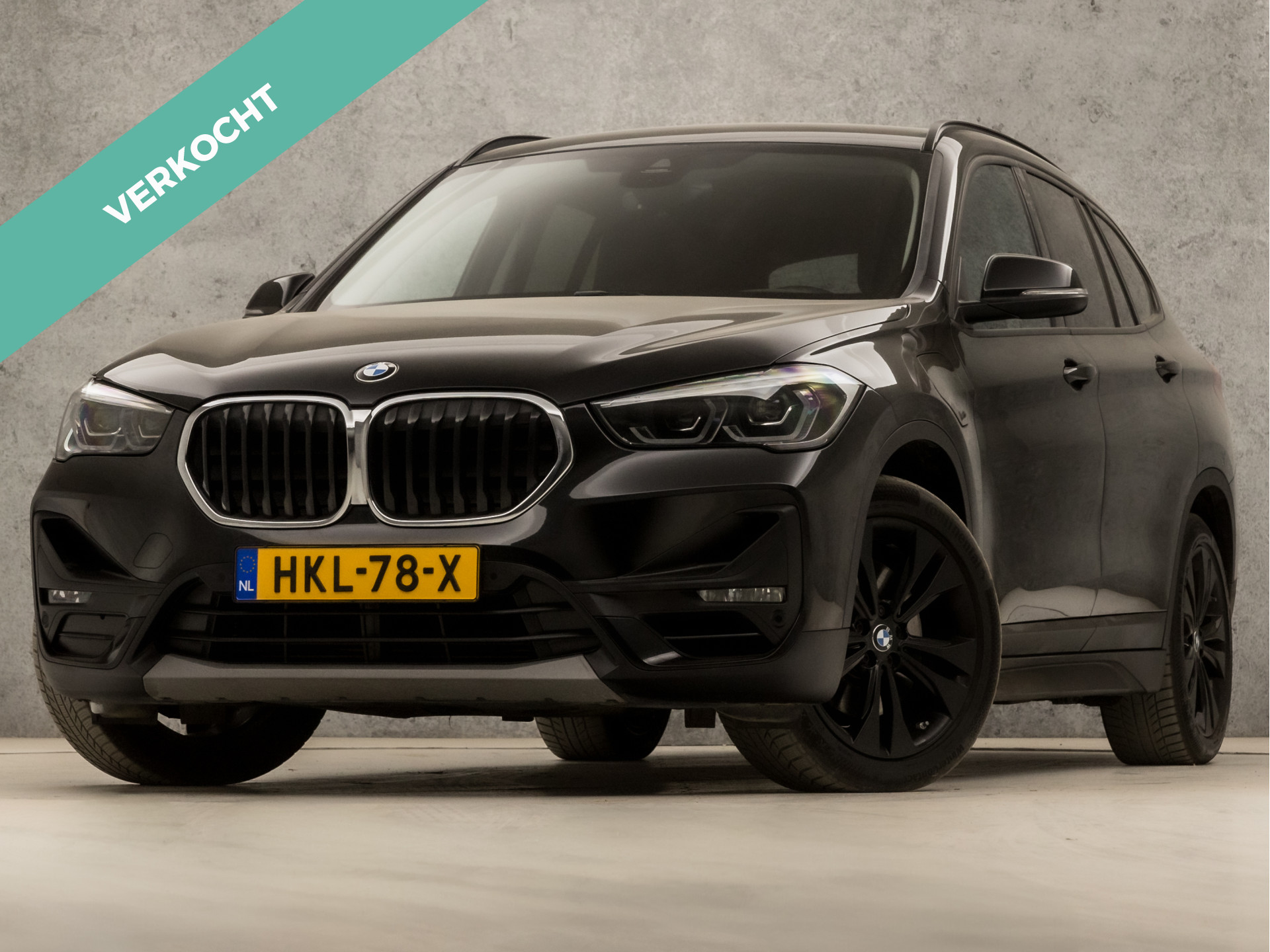 BMW X1 xDrive25e Sportline 221Pk Automaat (GROOT NAVI, DEALER ONDERHOUDEN, CLIMATE, STOELVERWARMING, CAMERA, SPORTSTOELEN, TREKHAAK, GETINT GLAS, CRUISE, NIEUWSTAAT)