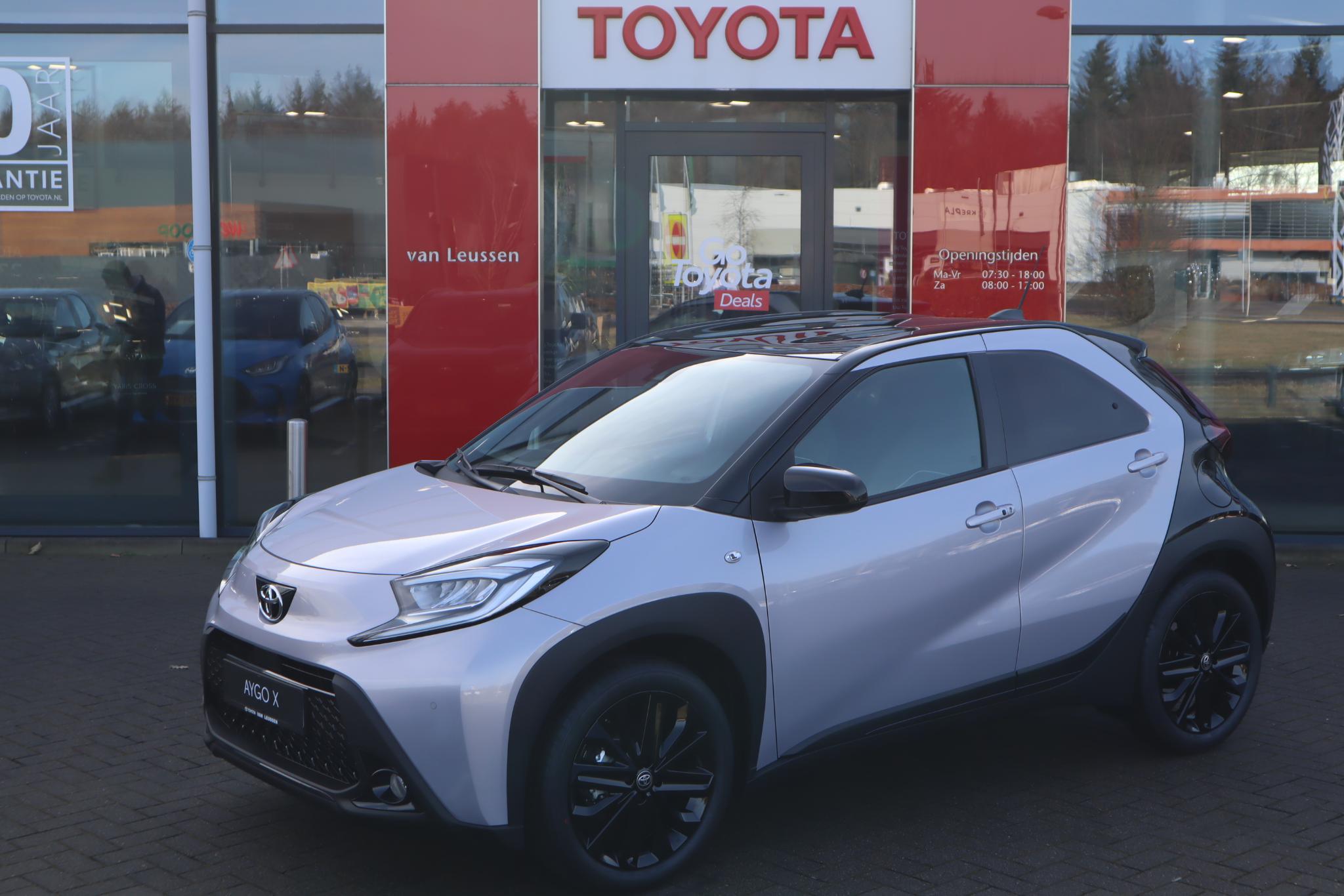 Toyota Aygo X JBL KEYLESS STOELVERW. JBL-AUDIO 18"LMV PARK-SENSOREN APPLE/ANDROID NAVI DRAADLOOS-LADEN-TEL NL-AUTO NIEUW
