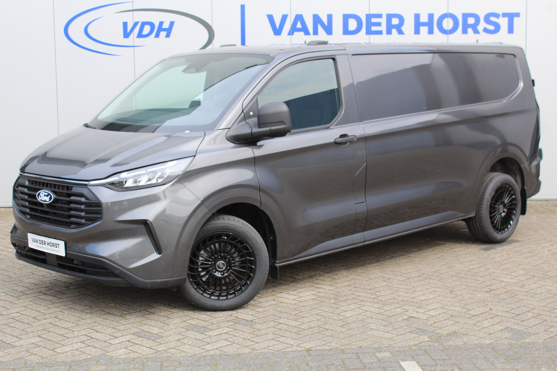 Ford Transit Custom 320 2.0-136pk TDCI L2H1 ´Trend´. Overtuig u van de rijkwaliteiten van dit nieuwe model Ford Transit Custom. Camera, LED koplampen, Cruise Control, Aut. Airco, App Connect, Winterpack.