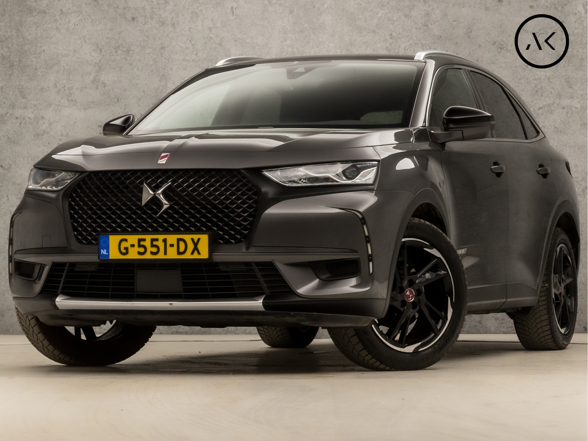 DS DS 7 Crossback 1.6 PureTech Performance 181Pk Automaat (APPLE CARPLAY, GROOT NAVI, LEDER/ALCANTARA, STOELVERWARMING, SPORTSTOELEN, 360 CAMERA, LED KOPLAMPEN, ZWART HEMEL, NIEUWE APK, NIEUWSTAAT)