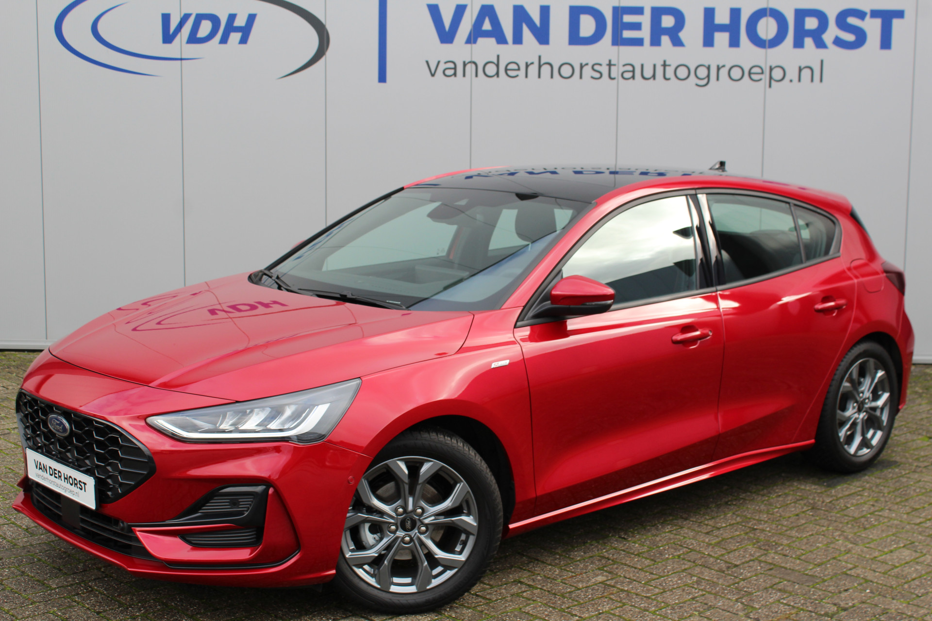 Ford Focus 1.0-125pk EcoBoost Mild-Hybrid ST-Line. Chique en erg luxe Ford Focus, fabr. gar. t/m 9 febr. 2027 ! Volautm. airco, navigatie, telefoonvoorb., All Season banden, B&O soundsyst., elektr. panodak, stuur-, stoel- en voorraamverw., adapt. cruise cntrl, side- en lane assist., LED  etc.
