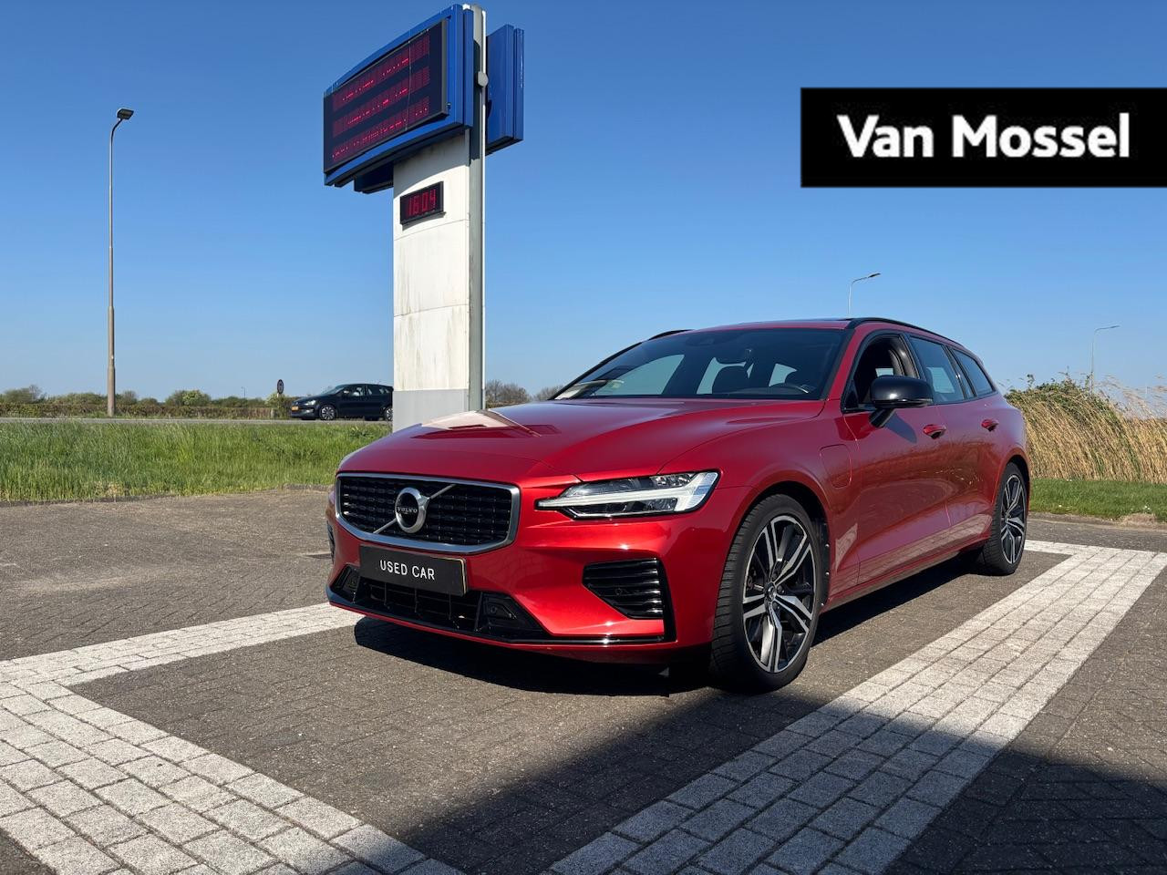 Volvo V60 2.0 T6 Twin Engine AWD R-Design | Schuif-/kanteldak | Plug-in Hybride | R-design Memorystoelen | Heads-up Display | Trekhaak