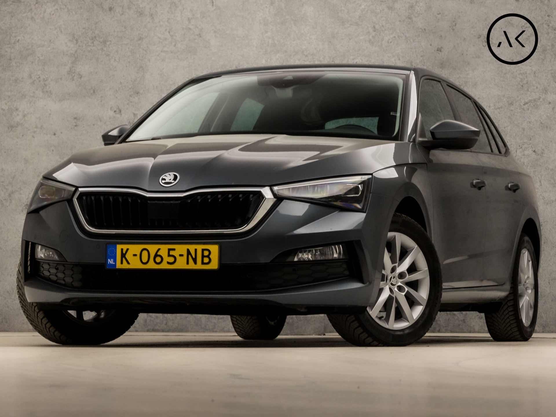 Škoda Scala 1.0 TSI Sport Deluxe (VIRTUAL COCKPIT, APPLE CARPLAY, GROOT NAVI, CLIMATE, STOELVERWARMING, SPORTSTOELEN, CAMERA, LED KOPLAMPEN, GETINT GLAS, PARKEERSENSOREN, NIEUWSTAAT)