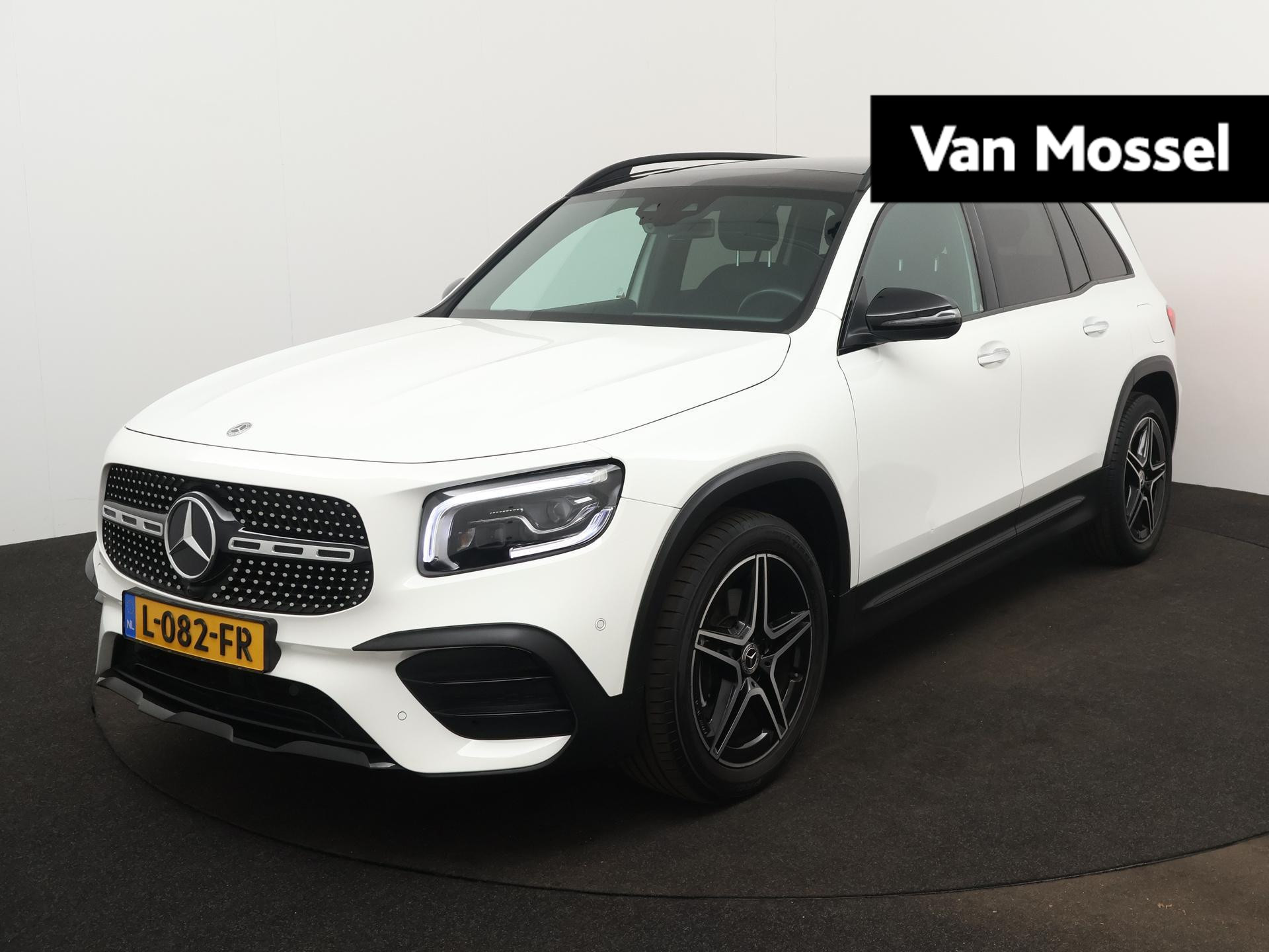 Mercedes-Benz GLB 180 Business Solution AMG | PANORAMADAK | WIDESCREEN COCKPIT | ELEKTRISCHE ACHTERKLEP | ACHTERUITRIJCAMERA | SFEERVERLICHTING | STOELVERWARMING | ELEKTRISCHE VOORSTOELEN MET GEHEUGEN | SPORTSTOELEN |