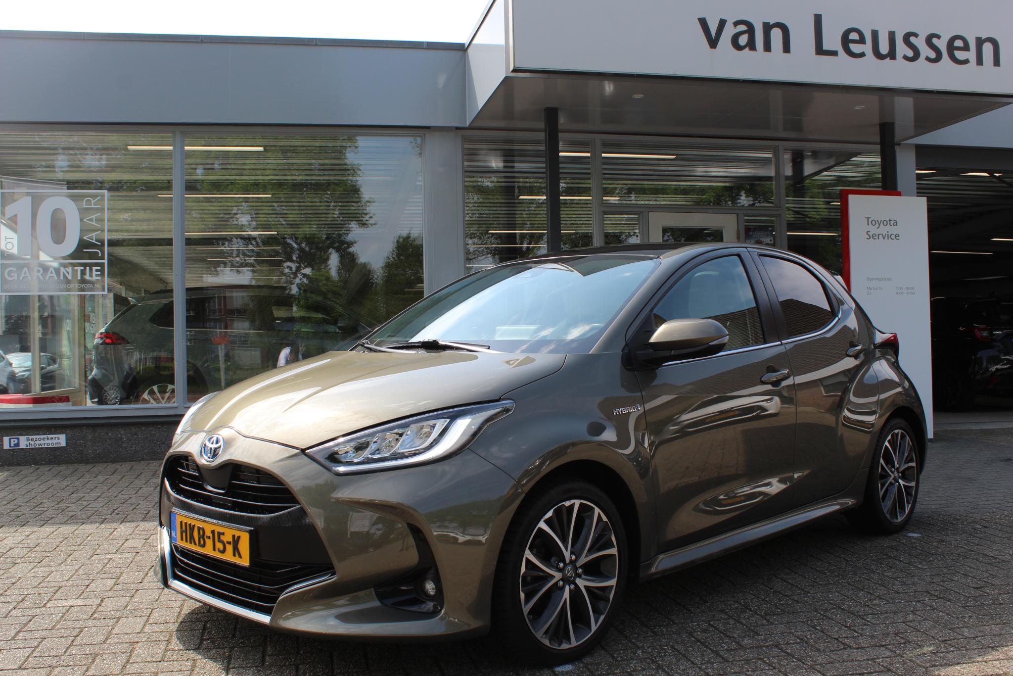 Toyota Yaris 1.5 HYBRID EXECUTIVE PANODAK HEAD UP DISPLAY STUUR&STOELVERW. KEYLESS ALL SEASONS PRIVACYGLASS