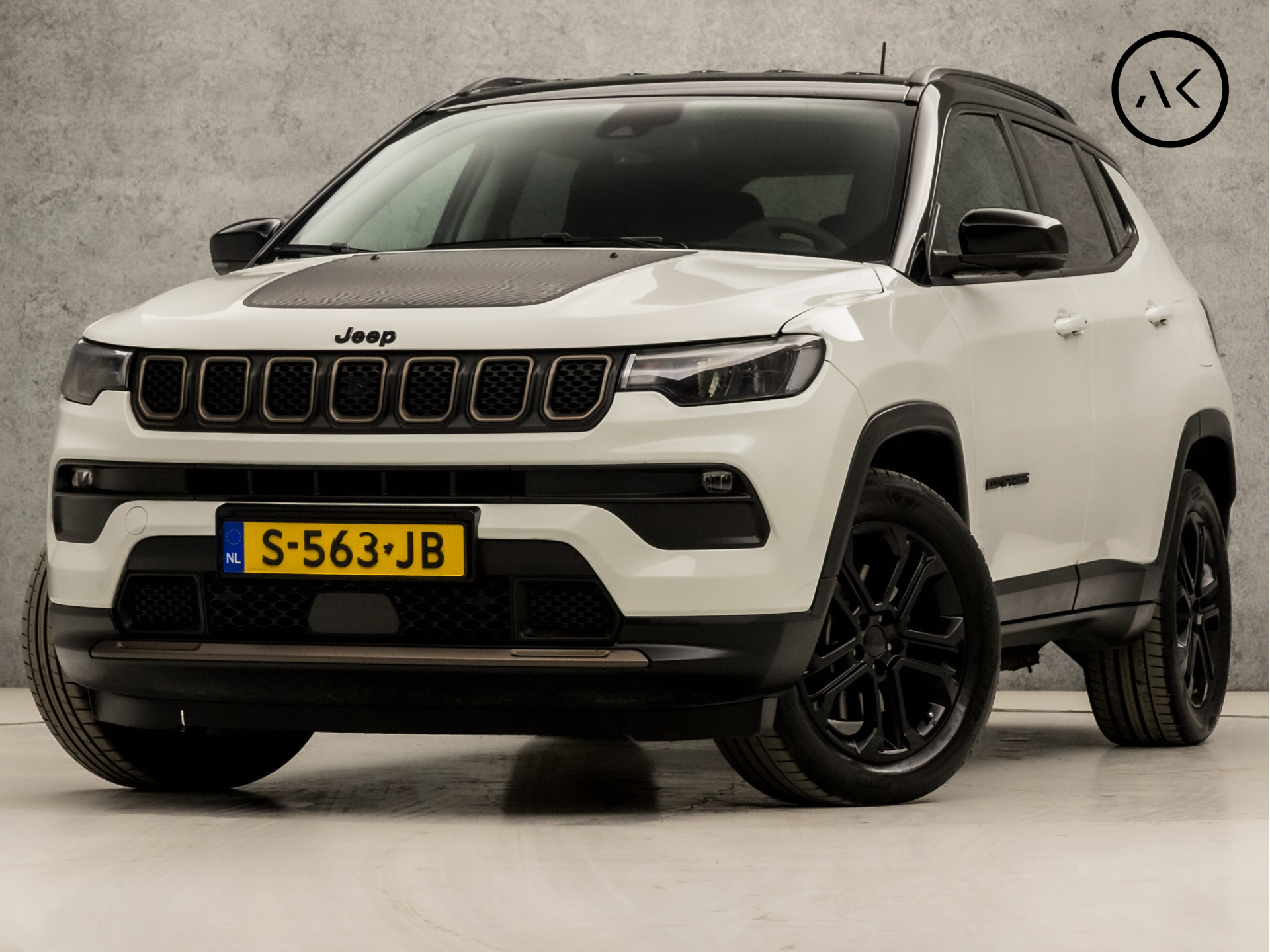 Jeep Compass 4xe 240 Plug-in Hybrid Electric Upland 240Pk Automaat (APPLE CARPLAY, GROOT NAVI, 360 CAMERA, VIRTUAL COCKPIT, LEDER, KEYLESS, SPORTSTOELEN, ADAPTIVE CRUISE, GETINT GLAS, LED KOPLAMPEN, NIEUWSTAAT)