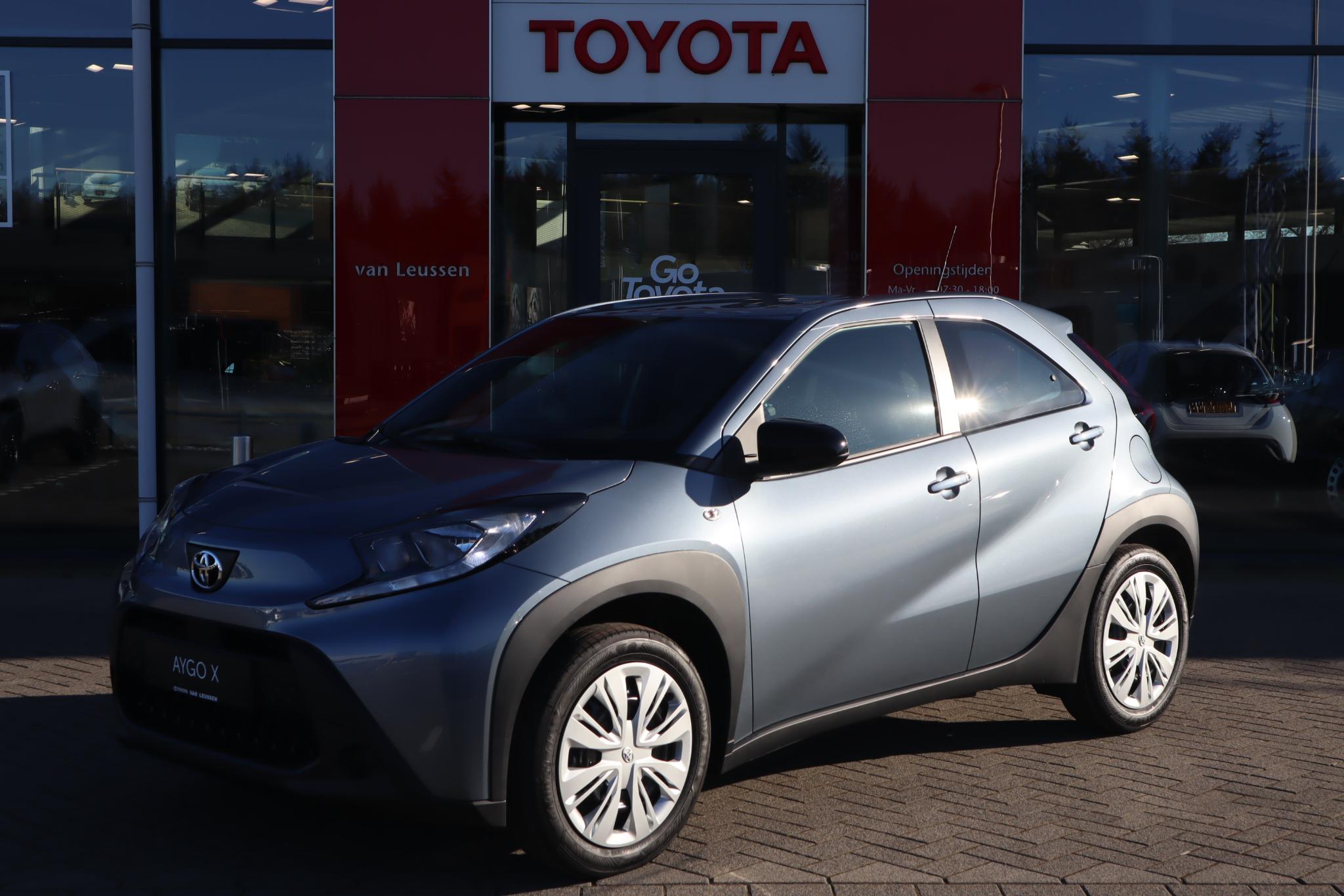 Toyota Aygo X PLAY NIEUW & DIRECT LEVERBAAR AD-CRUISE DAB APPLE/ANDROID CAMERA AIRCO EL-RAMEN & SPIEGELS BLUETOOTH