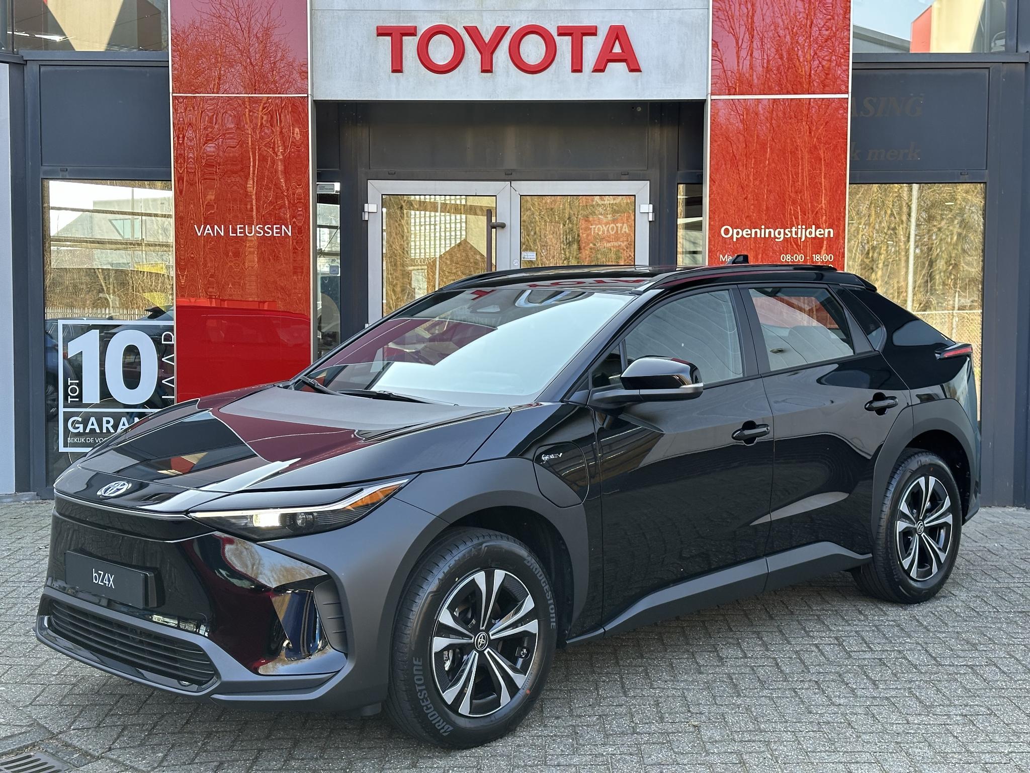 Toyota bZ4X 71 kWh VOORRAADVOORDEEL DIRECT LEVERBAAR WARMTEPOMP 3-FASE LADEN 150 kW 18' LM-VELGEN KEYLESS CAMERA APPLE/ANDROID AD-CRUISE CLIMA