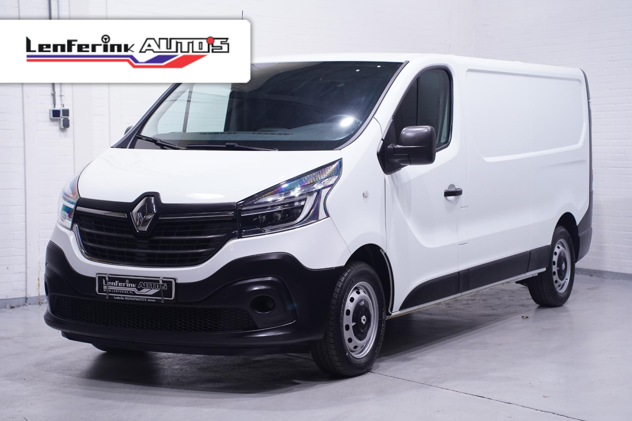 Renault Trafic 2.0 dCi 120 pk L2H1 Airco, LED Koplampen Laadruimte Pakket, PDC achter, 3-Zits