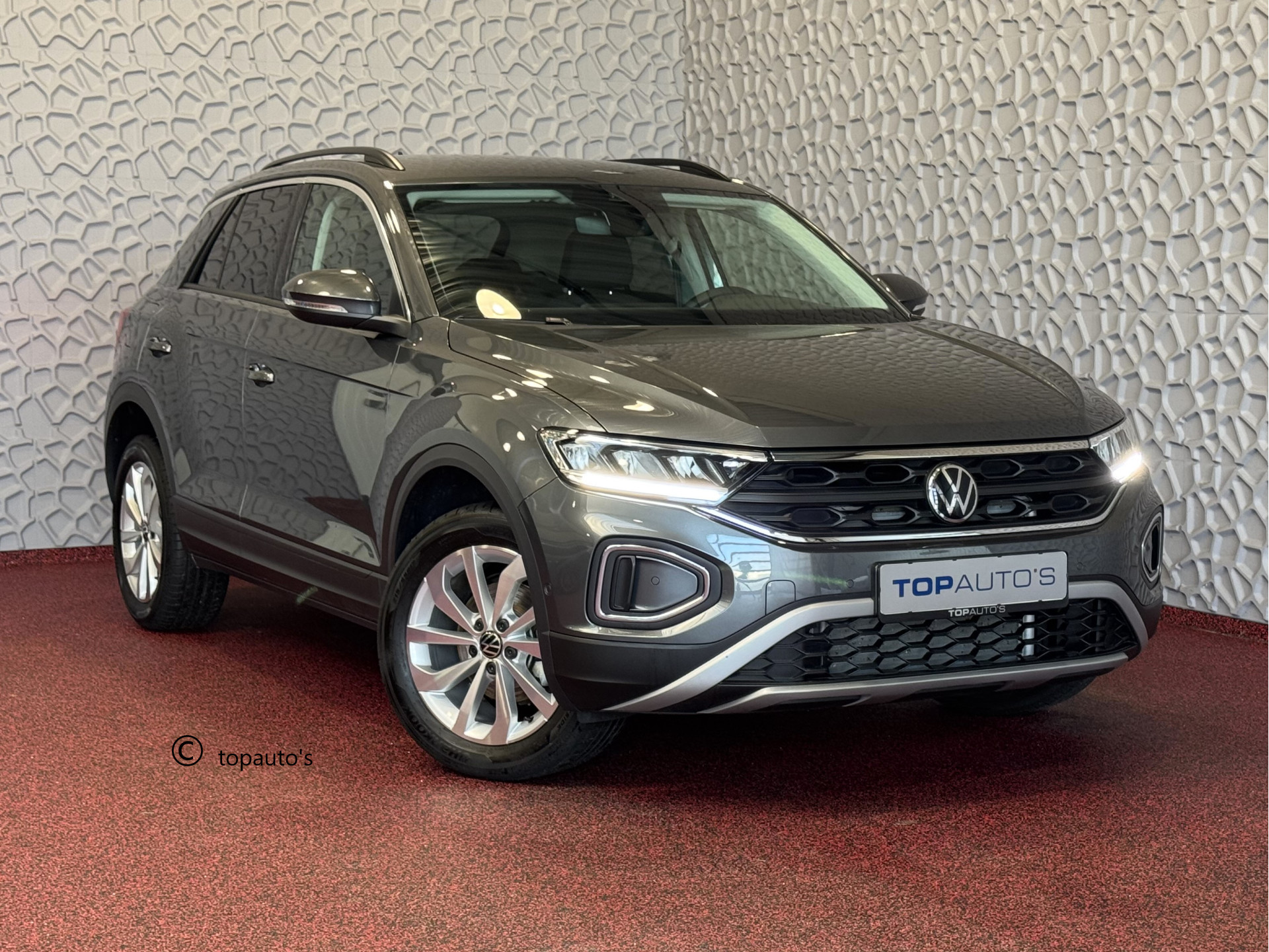 Volkswagen T-Roc 1.5 TSI 150PK EVO ADAP.CRUISE LED VIR.COCKPIT CAMERA STOEL.VERW. 17''LMV KEYLESS 03/2024 "Volkswagen rijden begint bij Topautos.nl – 75 topmodellen direct op voorraad!"