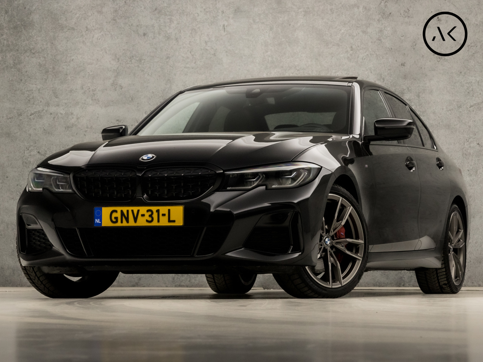 BMW 3 Serie M340i xDrive High Executive 374Pk Automaat (SCHUIFDAK, APPLE CARPLAY, LASER LED, HEAD-UP DISPLAY, HARMAN/KARDON, CARBON INLEG, SFEERVERLICHTING, LEDER, KEYLESS, NIEUWE APK, NIEUWSTAAT)
