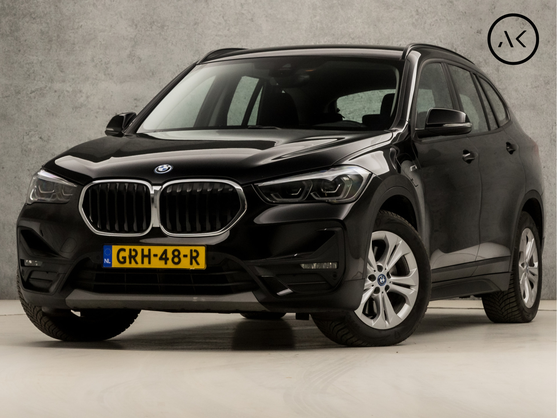 BMW X1 xDrive25e Sportline 221Pk Automaat (GROOT NAVI, CLIMATE, ALCANTARA, ELEK ACHTERKLEP, SPORTSTOELEN, PARKEERSENSOREN, LED KOPLAMPEN, DAB+, NIEUWSTAAT)