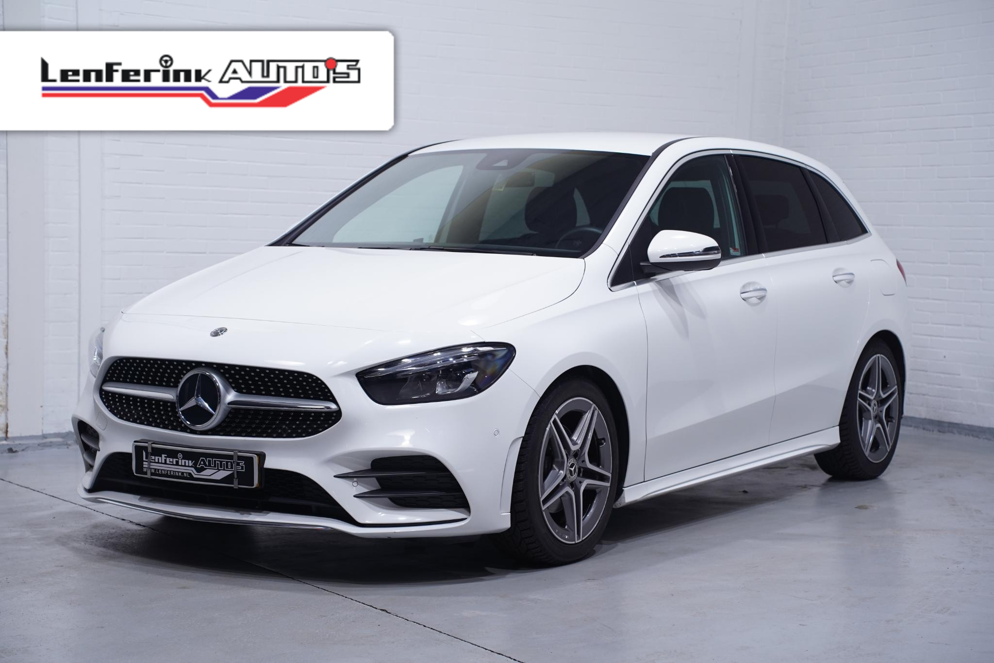Mercedes-Benz B-Klasse 180 Business Solution AMG Camera Led pakket Led koplampen Leder/alcantara PDC v+a Full map Navi Carbon inleg