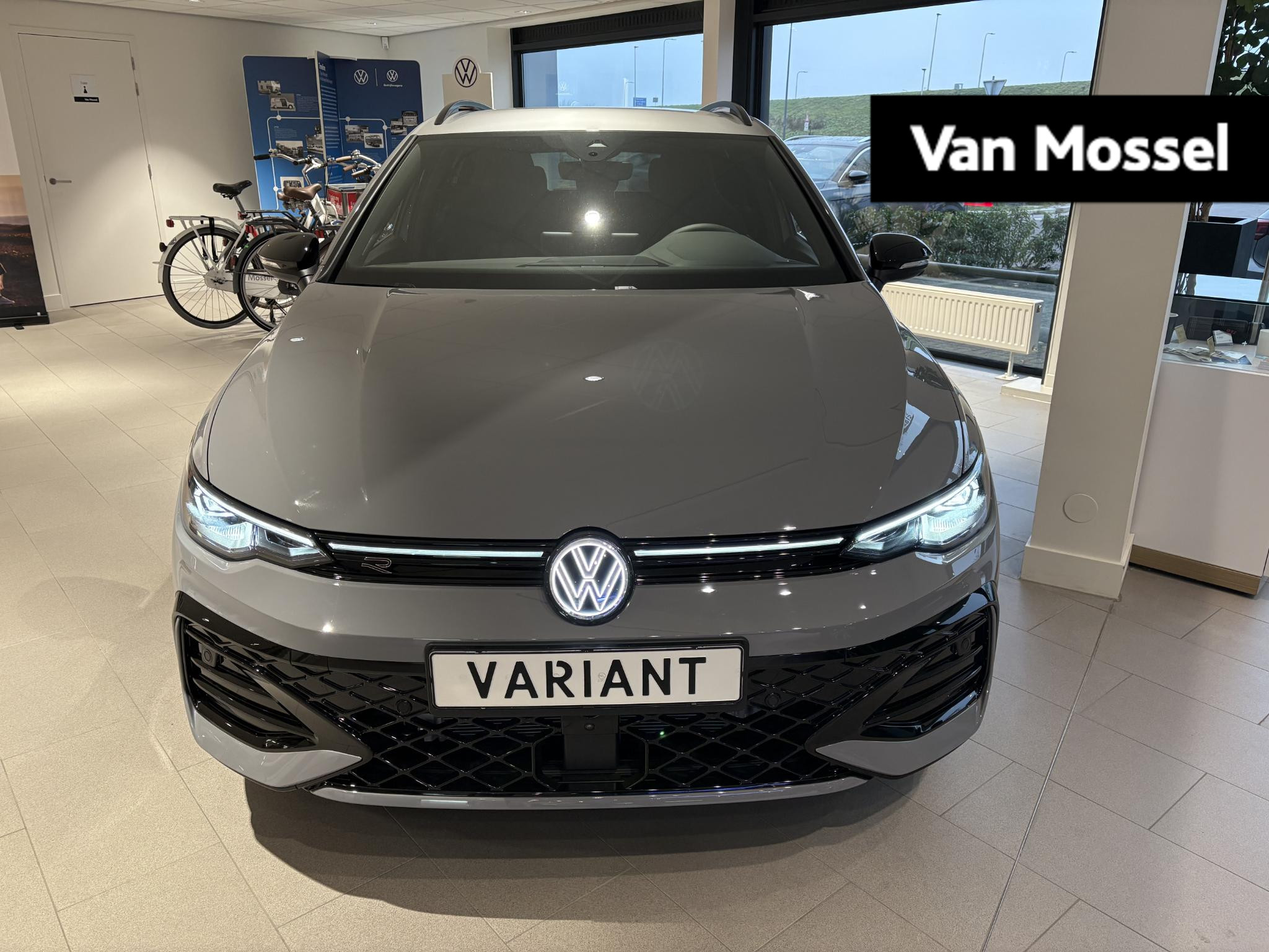Volkswagen Golf 1.5 eTSI R-Line Edition Direct leverbaar| Assistance pakket plus | Black style pakket | Led matrix IQ lights | Stoelverwarming voor | Stuurwiel verwarming | Navigatie