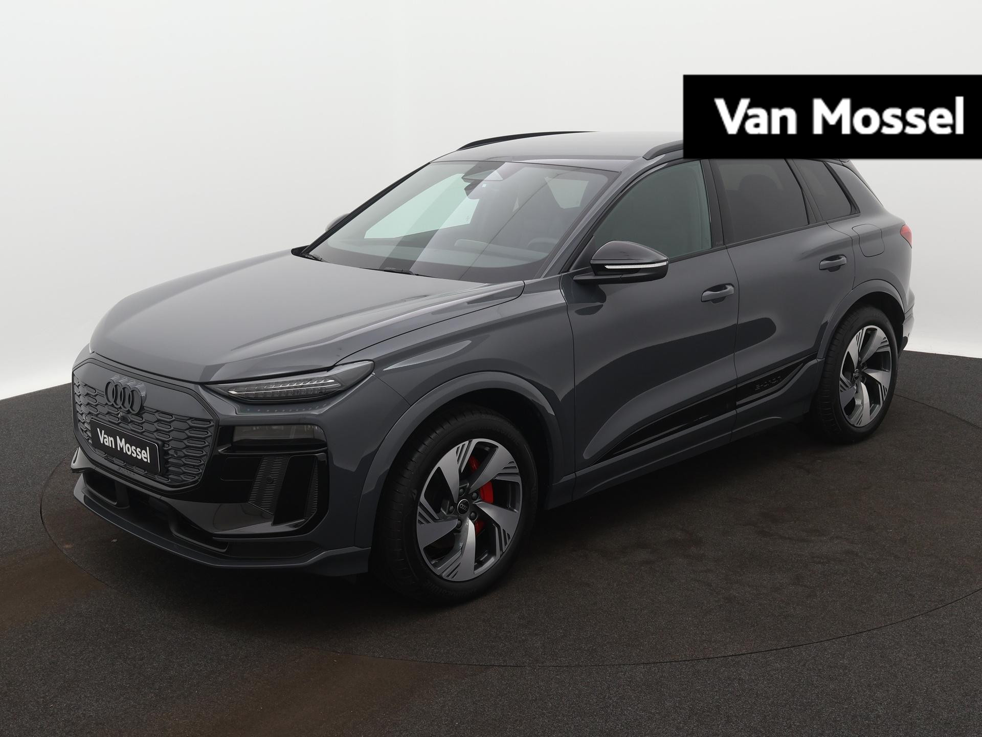 Audi Q6 e-tron S edition performance 100 kWh | Nu tijdelijk een e-premie van €2.000,- | Automaat | S-line | 20 Inch velgen | Sportstoelen | Rode remzadels | Optiekpakket Zwart | Privacy Glas | Stuurverwarming | Elektrisch instelbare stoelen | MMI Bijrijdersscherm | Matrix Ledkoplampen| Adaptive cruise control | Omgevingscamera’s |