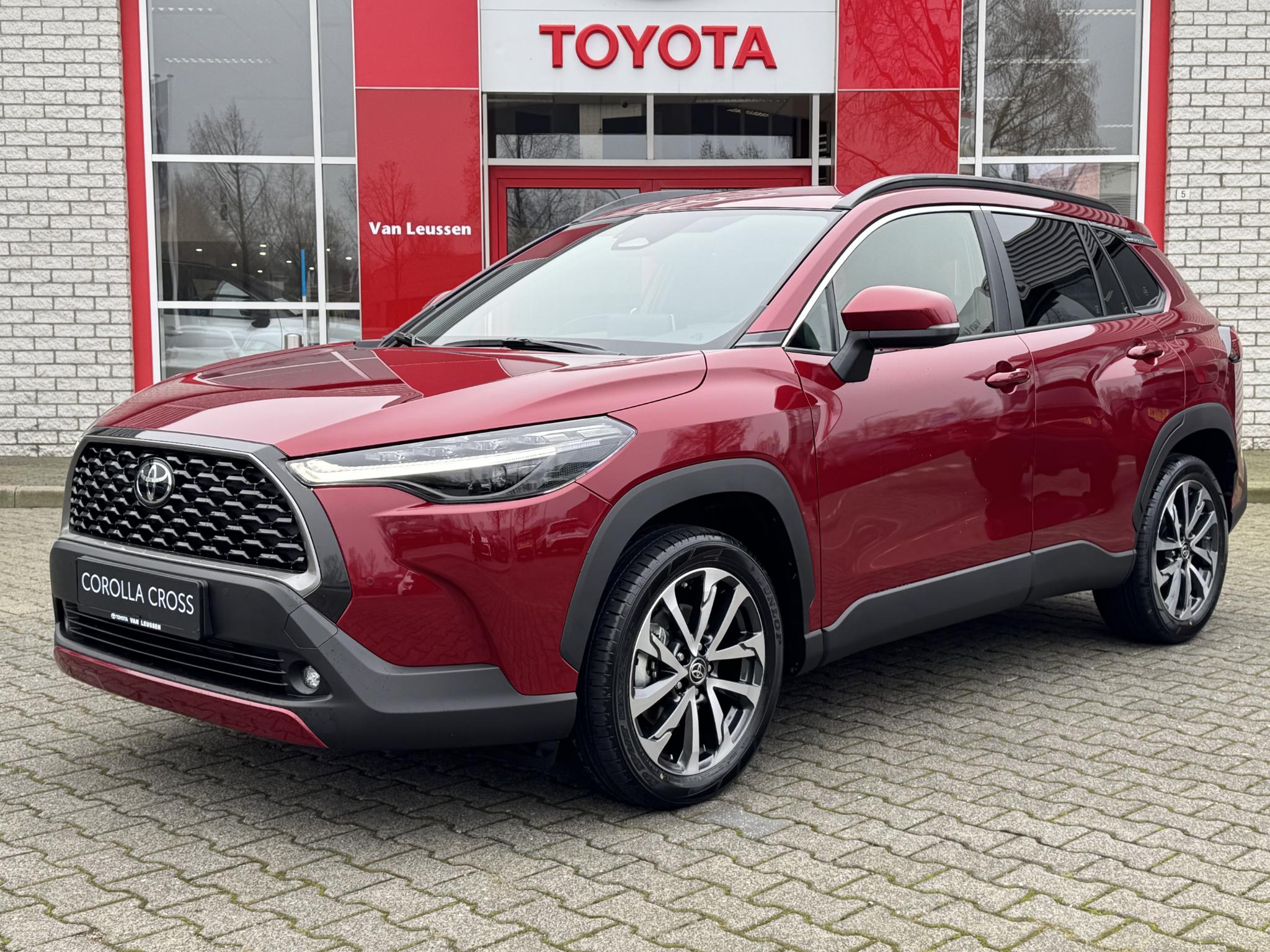 Toyota Corolla Cross 2.0 HYBRID 200 STYLE NIEUW & DIRECT LEVERBAAR!!! STOELVERW NAVI BLIND-SPOT PARK-SENSOREN EL-ACHTERKLEP APPLE/ANDROID LED KEYLESS