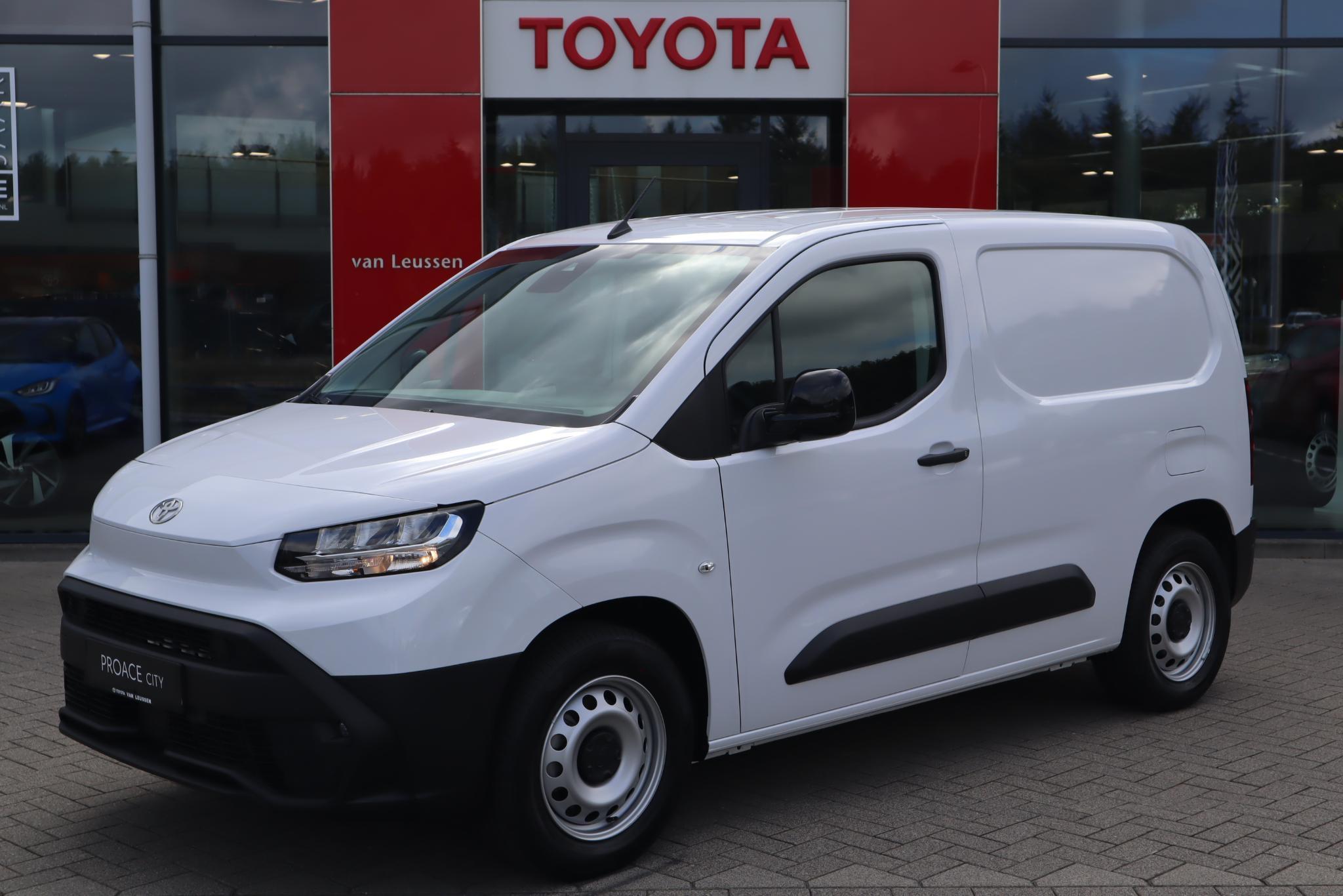 Toyota ProAce CITY CHALLENGER 50KWH ELECTRIC STOEL+STUURVERW. APPLE/ANDROID CRUISE PARK-SENSOREN DAB+ NIEUW UIT VOORRAAD LEVERBAAR!