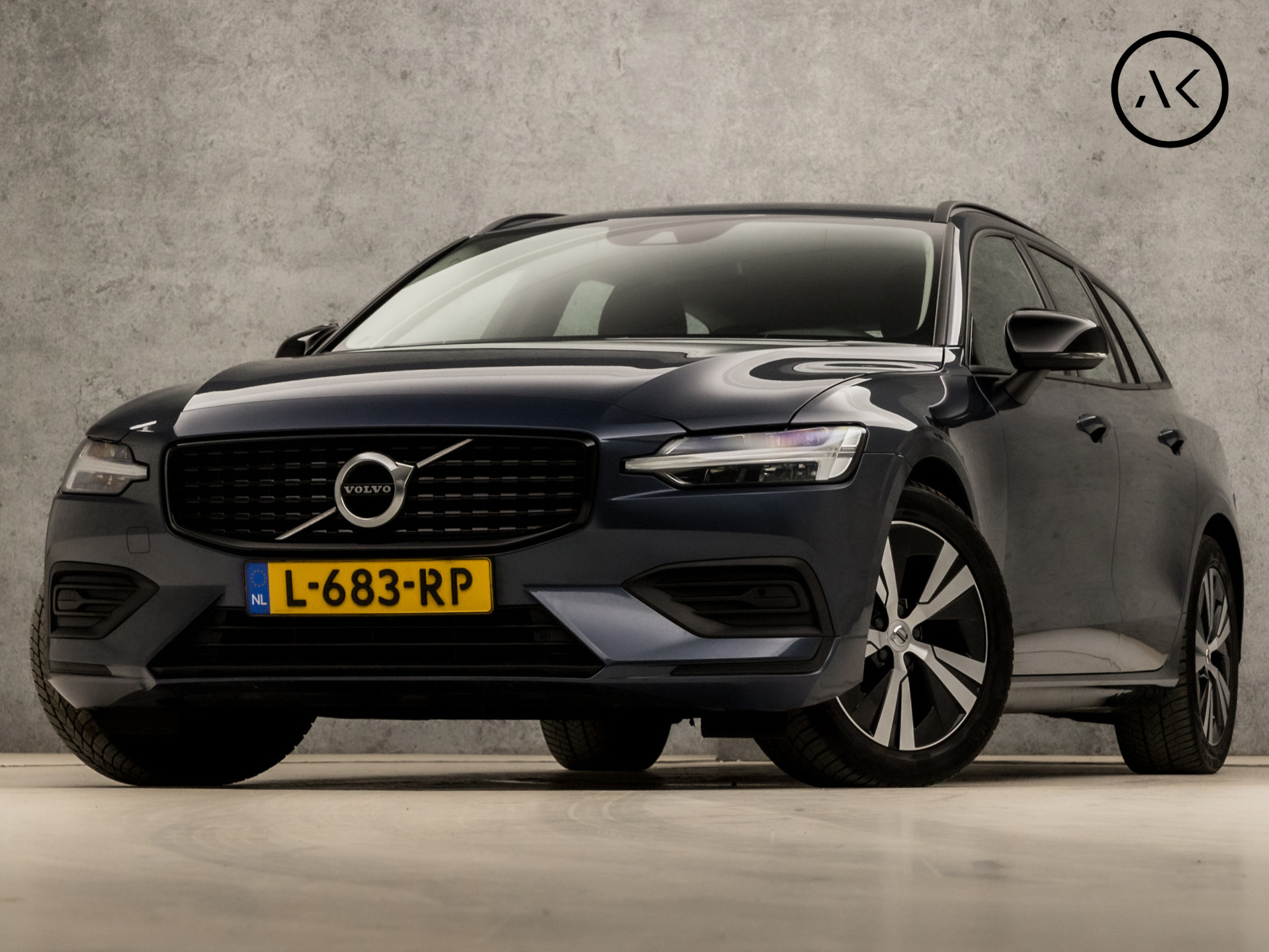 Volvo V60 2.0 B3 Momentum Advantage 164Pk Automaat (APPLE CARPLAY, GROOT NAVI, CAMERA, ADAPTIVE CRUISE, SPORTSTOELEN, TREKHAAK, PARKEERSENSOREN, DAB+, NIEUWE APK, NIEUWSTAAT)