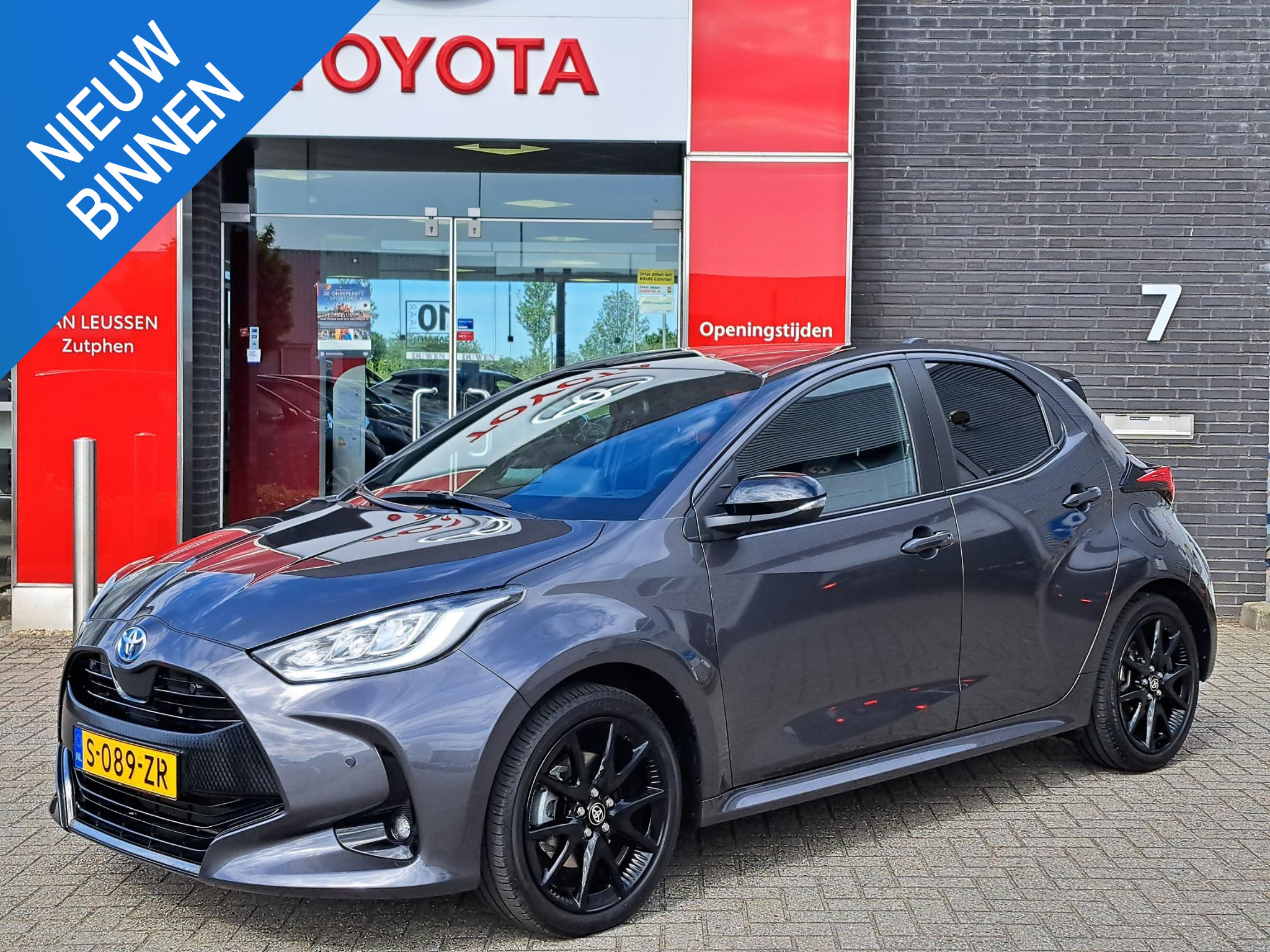 Toyota Yaris 1.5 Hybrid Executive NAVIGATIE DRAADLOOS LADEN STOELVERWARMING ELEK. SPIEGELS APPLE/ANDROID