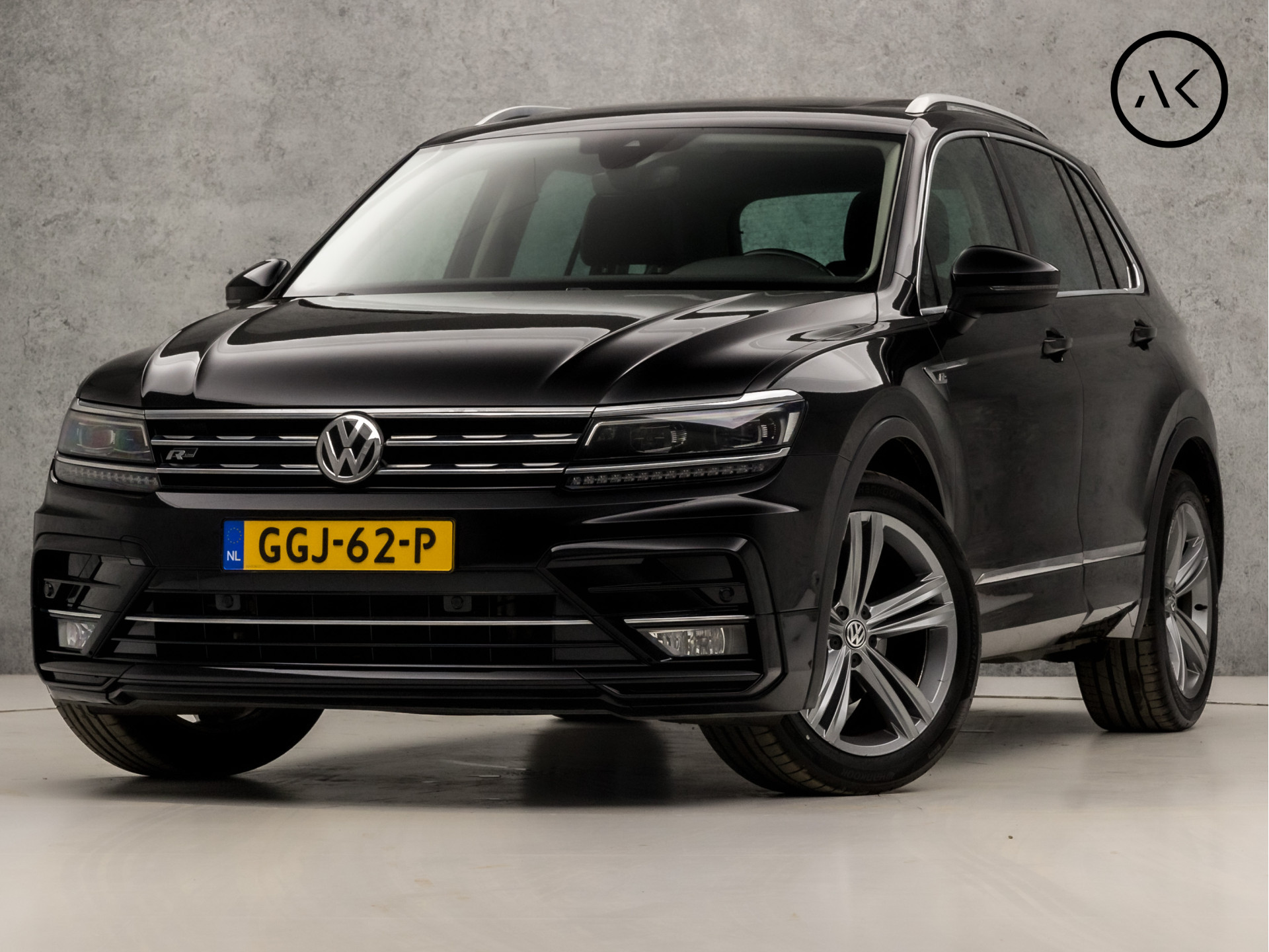 Volkswagen Tiguan 1.5 TSI ACT R-Line Highline 150Pk Automaat (PANORAMADAK, DIGITAL COCKPIT, APPLE CARPLAY, ELEK SPORTSTOELEN, LEDER, STOELVERWARMING, CAMERA, GETINT GLAS, KEYLESS, LED, ELEK ACHTERKLEP, PARKEER ASSISTENT, NIEUWSTAAT)