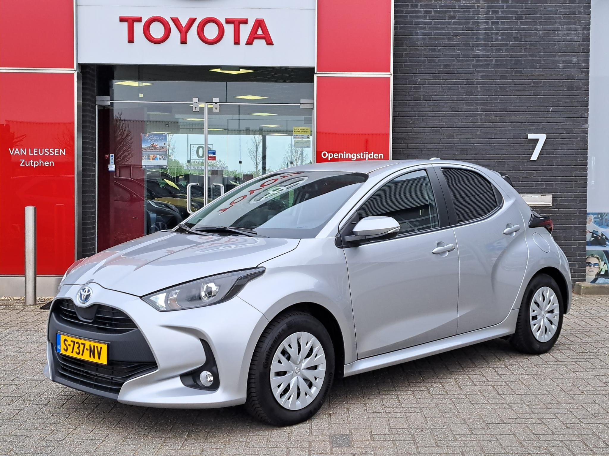 Toyota Yaris 1.5 HYBRID STOELVERW. PARKEERCAMERA APPLE/ANDROID AD-CRUISE MIDDENARMSTEUN