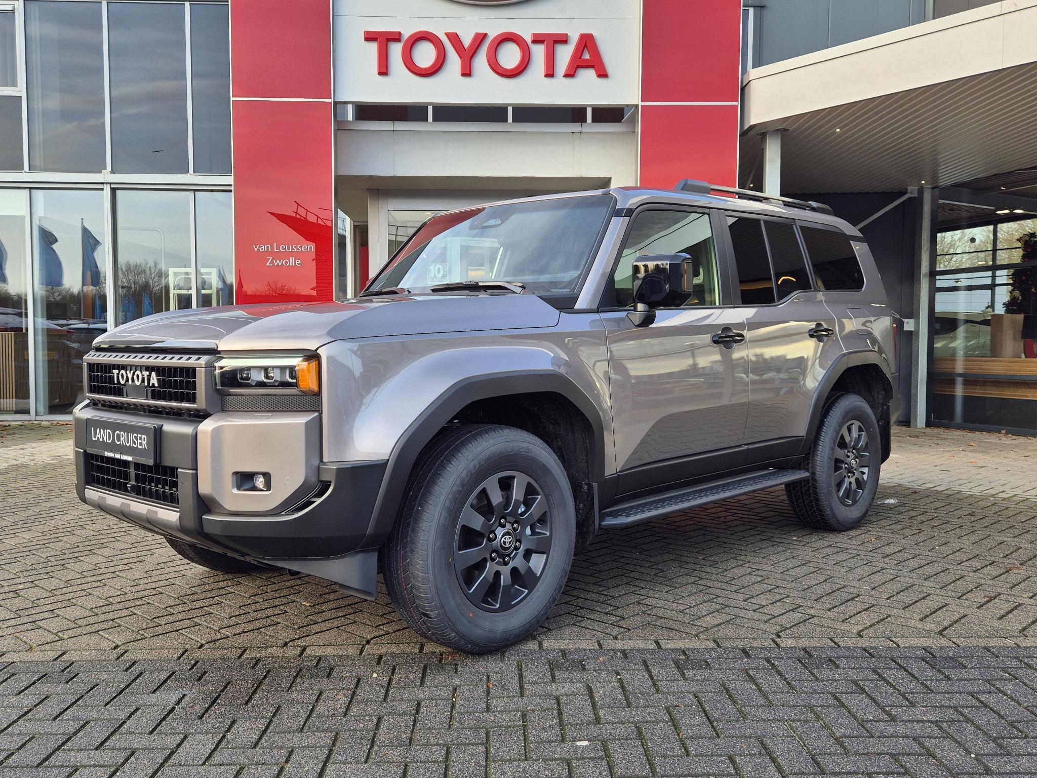 Toyota Land Cruiser 2.8 D-4D NAVIGATOR SRWV 5-DEURS NIEUW MODEL DIRECT LEVERBAAR PRIJS 2024! STOELVERW AD-CRUISE CLIMA DODEHOEKDETECTIE 18' LM-VELGEN PARK-SENSOREN LEER