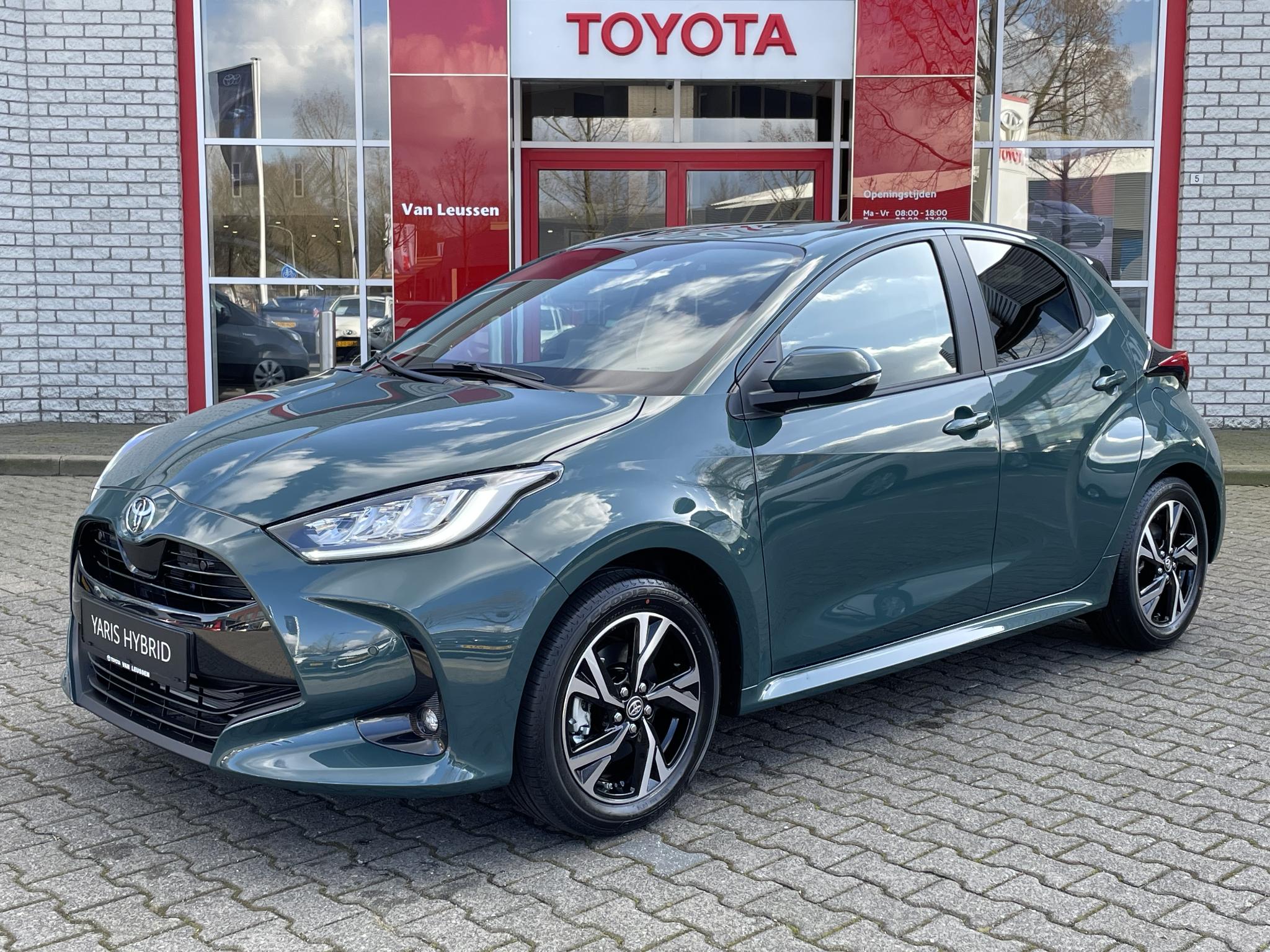 Toyota Yaris HYBRID 115 DYNAMIC NL-AUTO 2025-MODEL NIEUW EN DIRECT LEVERBAAR!!! COMFORT-PACK STOEL/STUURVERW BLIND-SPOT PARK-SENSOREN APPLE/ANDROID LED
