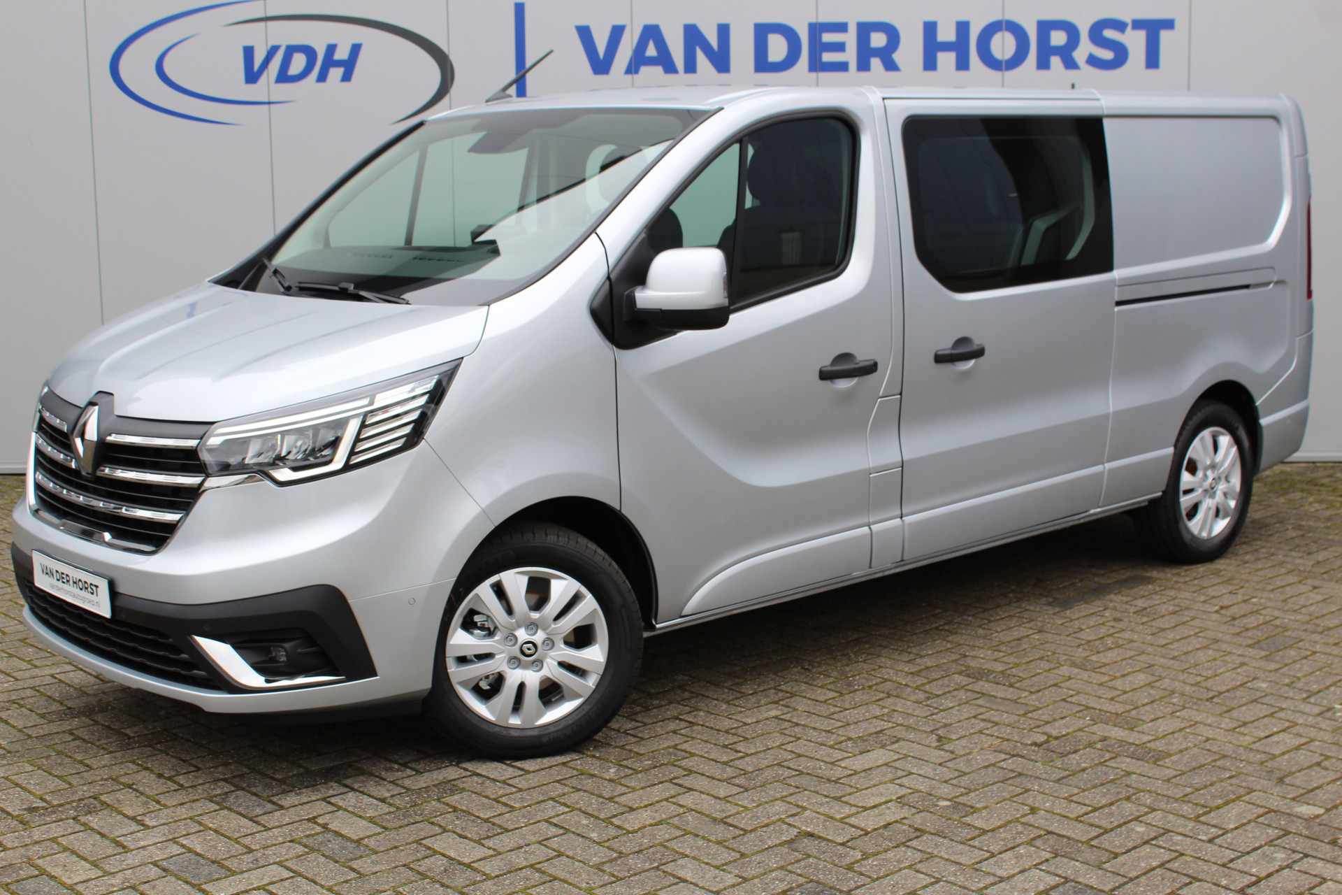 Renault Trafic 2.0-170pk dCi T29 L2H1 Luxe dubbele cabine AUTOMAAT. Zeer luxe Renault Trafic dubbele cabine. Volautm. airco, navigatie, telefoonvoorb., metallic lak, LM wielen, schuifdeur li.+re., armsteunen li.+re voor, Isofix etc, etc