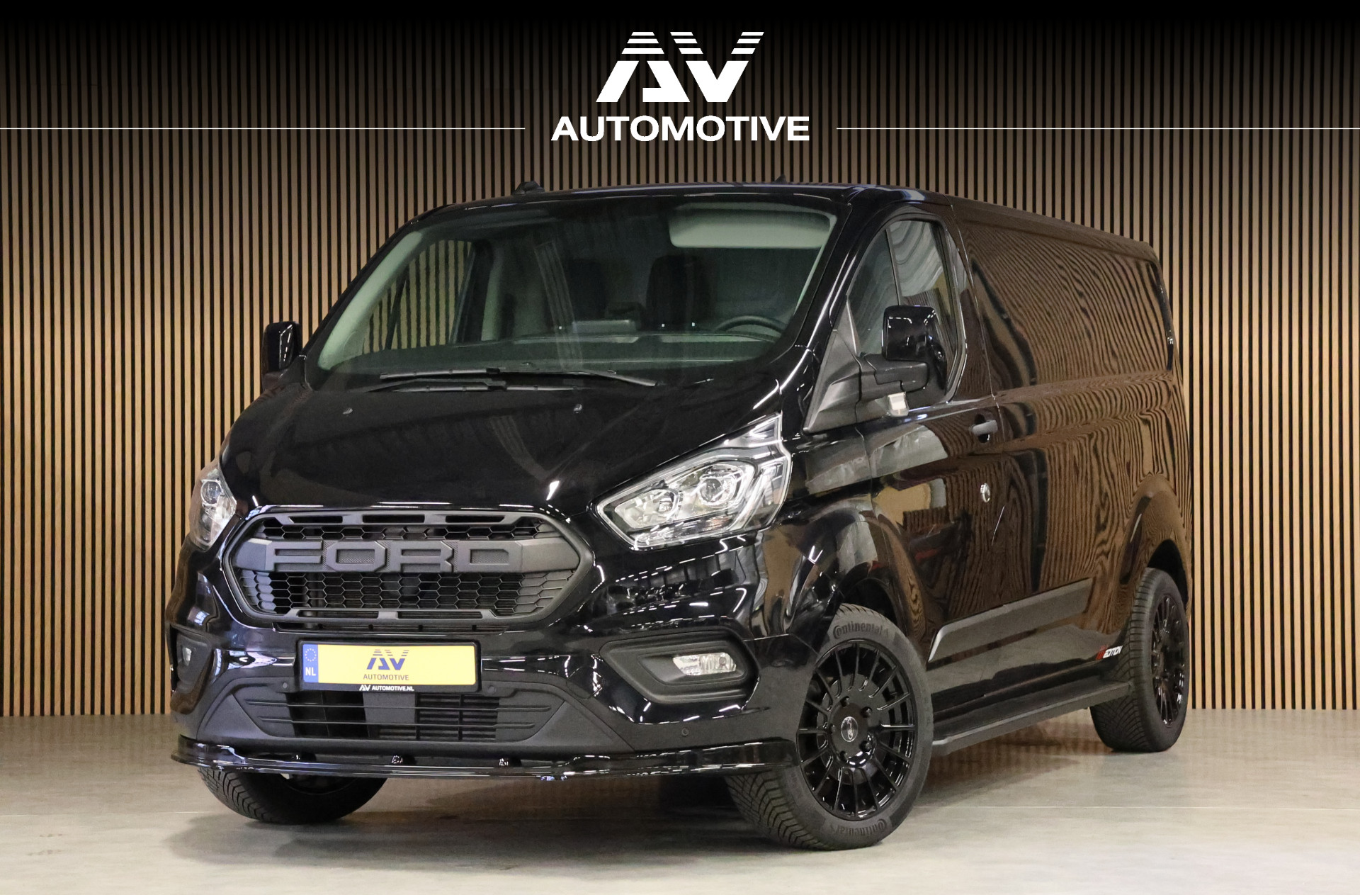 Ford Transit Custom 300 2.0 TDCI L2H1 Raptor Edition | 6.500 KM | BPM VRIJ | CarPlay | Lane Assist | DAB | Cruise control | PDC V+A | 3-Zitter | Betimmering | Nieuwe APK | Fabrieksgarantie