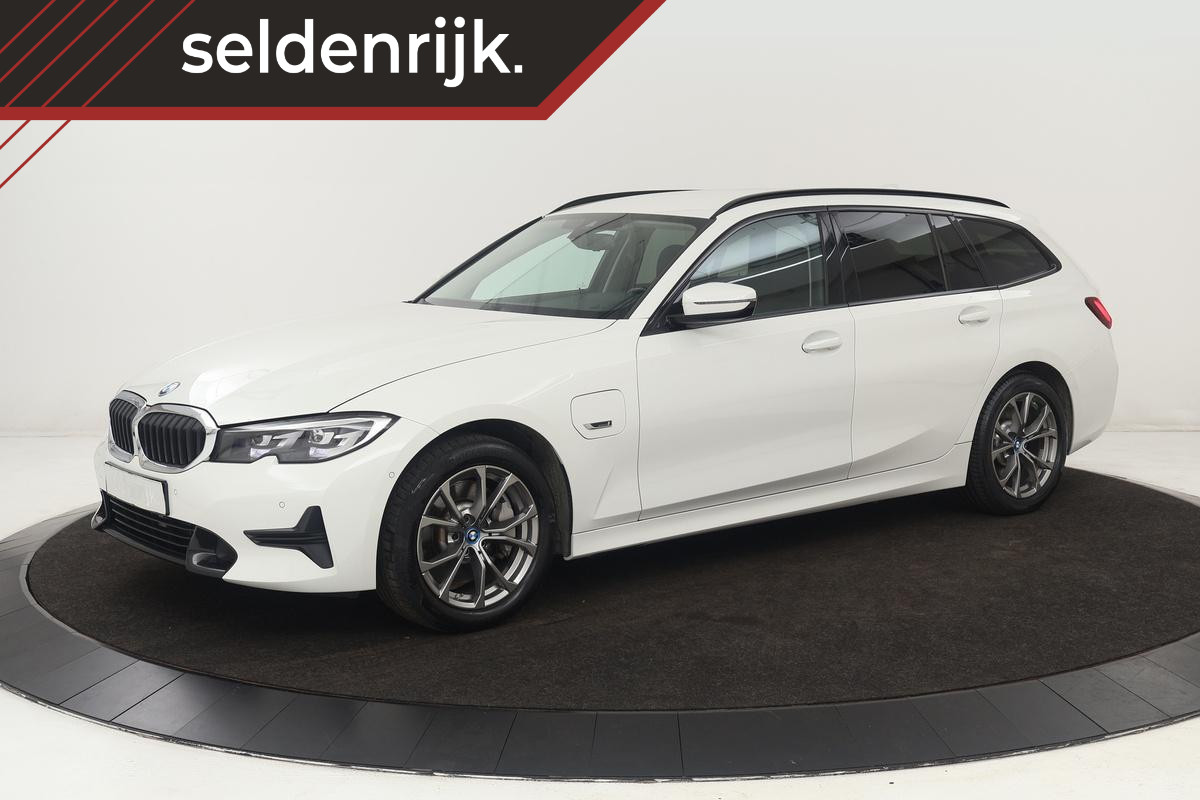BMW 3 Serie 330e Sport Line | Stoelverwarming | Carplay | Sportstoelen | Live Cockpit | Sfeerverlichting | PDC | Half leder | Navigatie | Full LED
