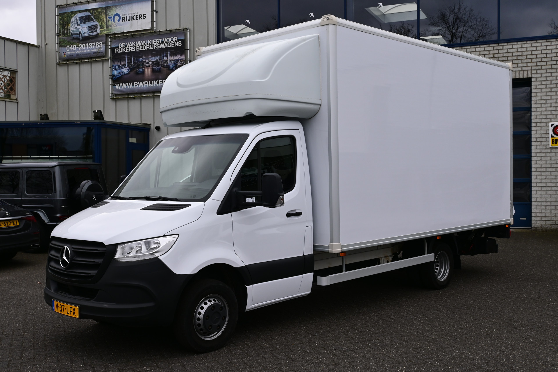 Mercedes-Benz Sprinter 514 CDI L3 Bakwagen met Dhollandia laadklep 460x234x250 cm LxBxH, MBUX, Airco, Geveerde stoel