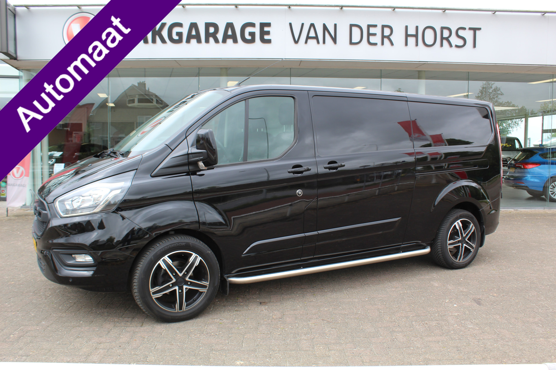 Ford Transit Custom 300 2.0-130pk TDCI L2H1 Limited AUTOMAAT ! Keurige nette en luxe Ford Transit Custom, slechts 47.000km !. Airco, schuifdeur li+re, LM wielen, stoel-, spiegel- en voorraamverw., side en lane assist, 3-zits, navigatie, telefoonvoorb., camera, pdc v+a, cruise cntrl etc.