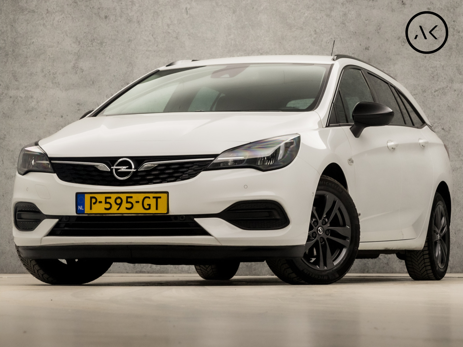 Opel Astra Sports Tourer 1.2 Design & Tech (APPLE CARPLAY, NAVIGATIE, CAMERA, CLIMATE, GETINT GLAS, SPORTSTOELEN, PARKEERSENSOREN, LED KOPLAMPEN, NIEUWE APK, NIEUWSTAAT)