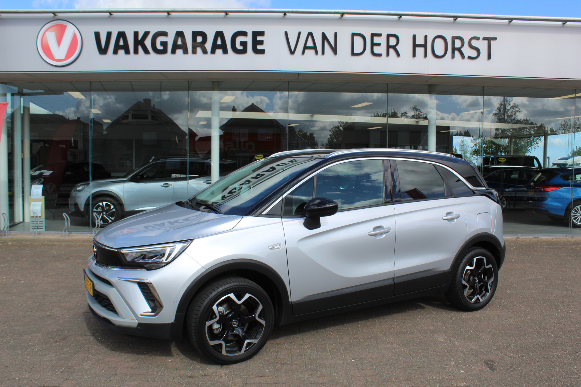 Opel Crossland 1.2-110pk Turbo 'Elegance'. Mooie en luxe hoogzitter met weinig km's ! Volautm. airco dual, cruise control, camera, comfortstoelen, metallic lak,  LM wielen, navigatie, telefoonvoorb., lane- en side assist, parkeersensoren v+a,  LED verlichting  etc.