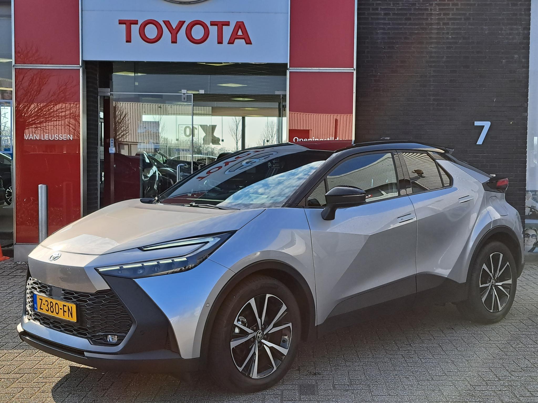 Toyota C-HR 1.8 HYBRID 140 FIRST EDITION NAVI APPLE/ANDROID P-SENSOREN EL-ACHTERKLEP 360GR-CAMERA LED-PAKKET NL-AUTO