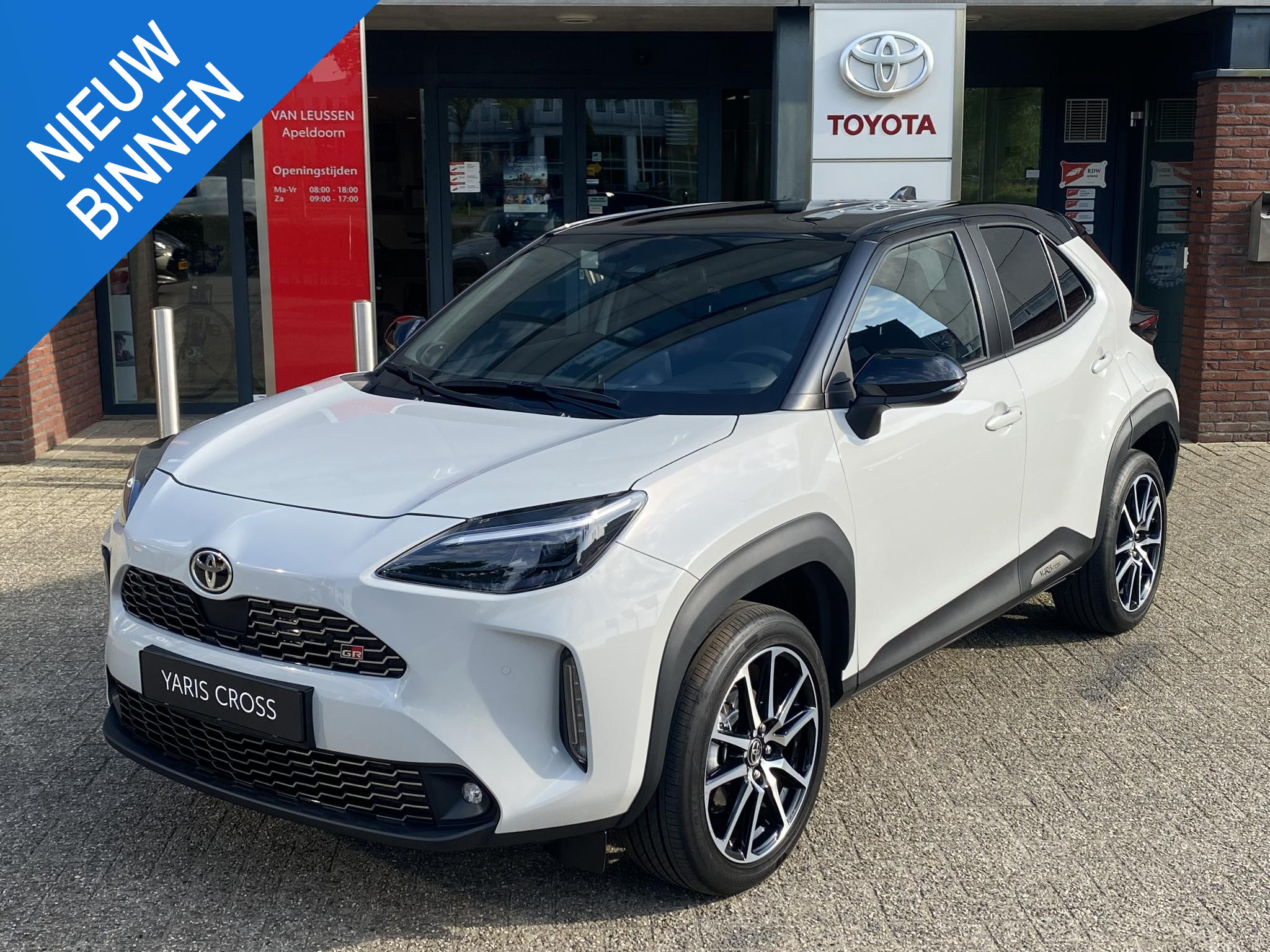 Toyota Yaris Cross 1.5 Hybrid GR SPORT HEAD-UP JBL-AUDIO NAVI PARK-SENSOREN BLIND SPOT EYLESS 18'' LM-VELGEN SPORTSTOELEN EL-ACHTERKLEP APPLE/ANDROID AD-CRUISE CLIMA