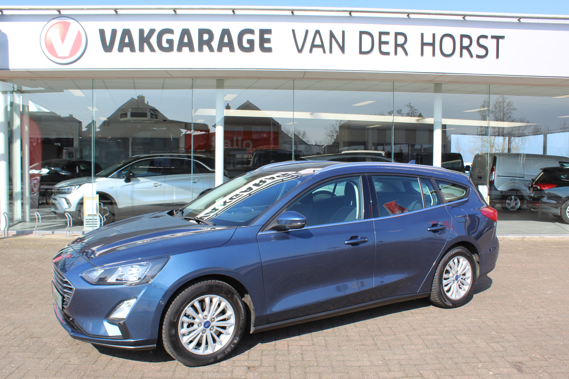 Ford Focus Wagon 1.0-125pk EcoBoost Mild-hybrid Titanium. Mooie, ruime, luxe en comfortabele Ford Focus wagon. Volautm. airco dual, camera, stoel-, stuur- en voorraamverw., easy entry/easy go, cruise control, Isofix, side- en lane assist, parkeersensoren v+a, LM wielen etc.