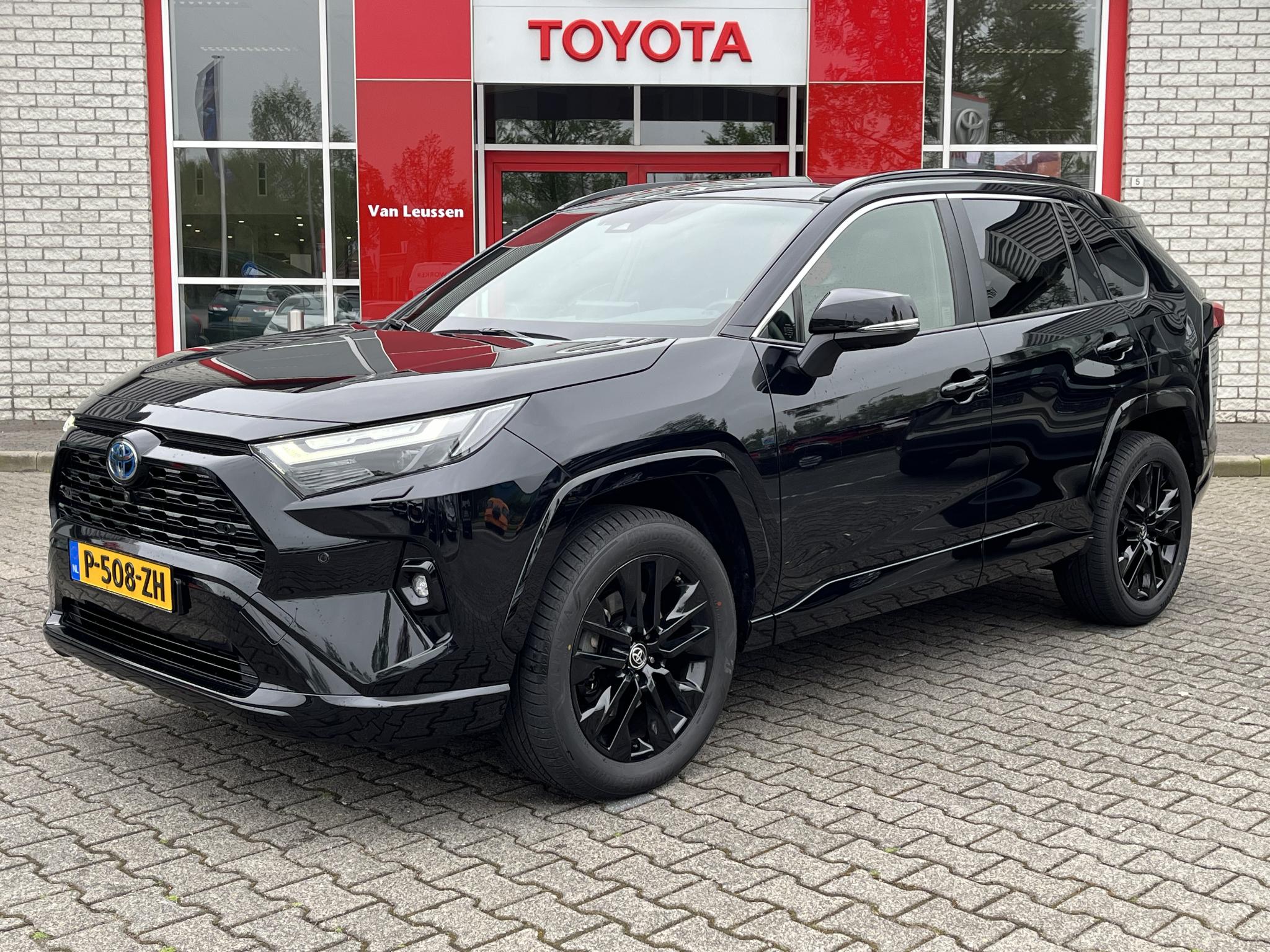 Toyota RAV4 2.5 HYBRID AWD BLACK EDITION 1650KG TREKGEWICHT! SCHUIF/KANTELDAK EL-ACHTERKLEP KEYLESS EL-STOEL STOELVERW STUURVERW NL-AUTO 1E-EIG DEALERONDERHOUDEN