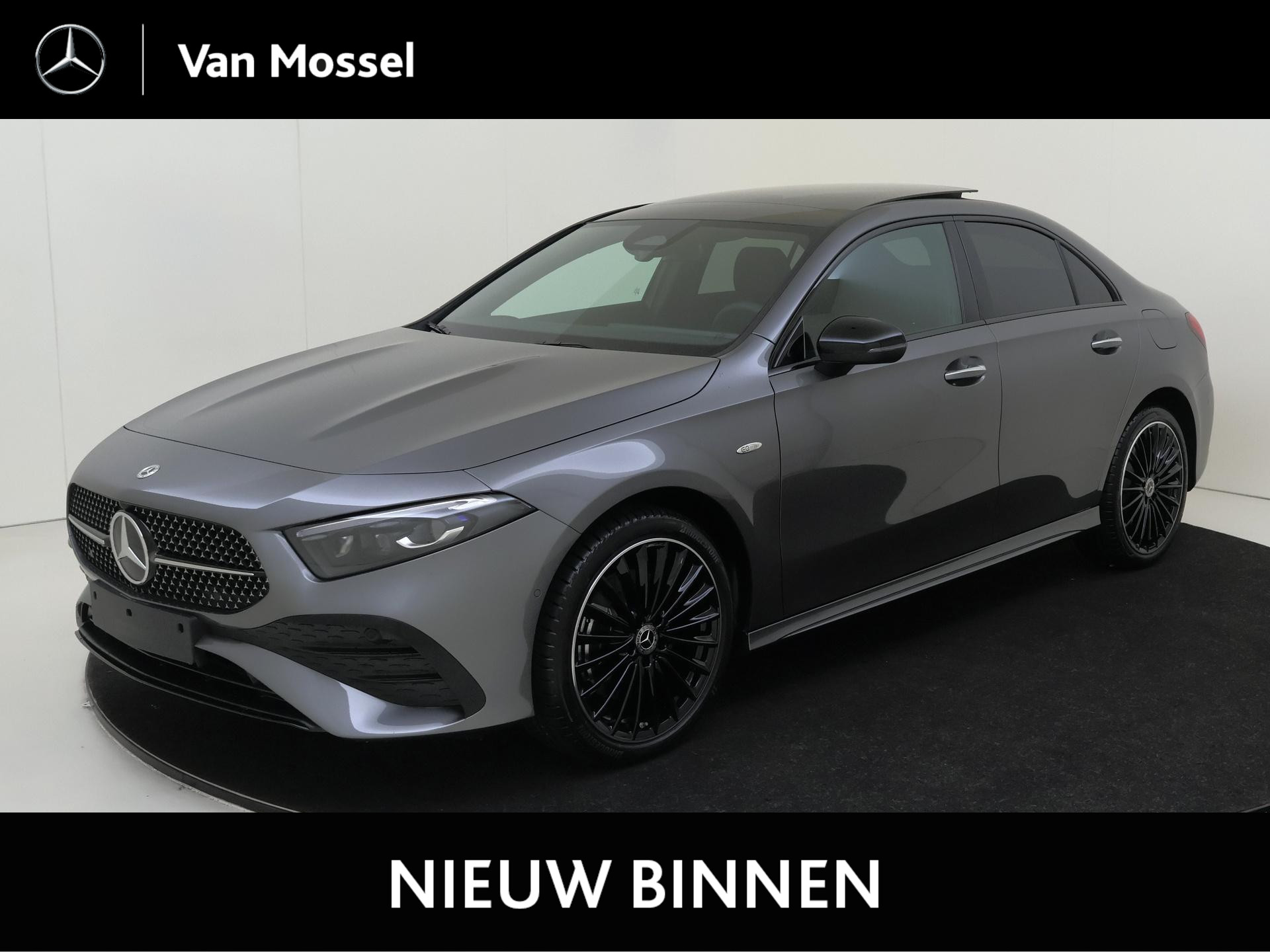 Mercedes-Benz A-Klasse 250 e Business Solution AMG Panoramadak - Nightpakket - 19 Inch - Achteruitrij Camera - Stoelverwarming