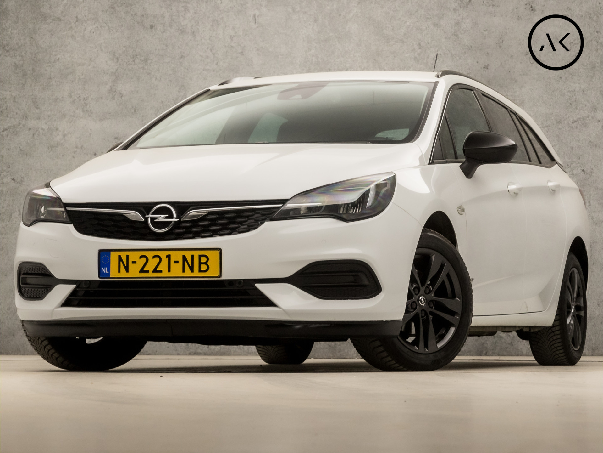 Opel Astra Sports Tourer 1.2 Sport (APPLE CARPLAY, NAVIGATIE, CAMERA, CLIMATE, LEDER, DAB+, GETINT GLAS, SPORTSTOELEN, LED KOPLAMPEN, PARKEERSENSOREN, NIEUWE APK, NIEUWSTAAT)