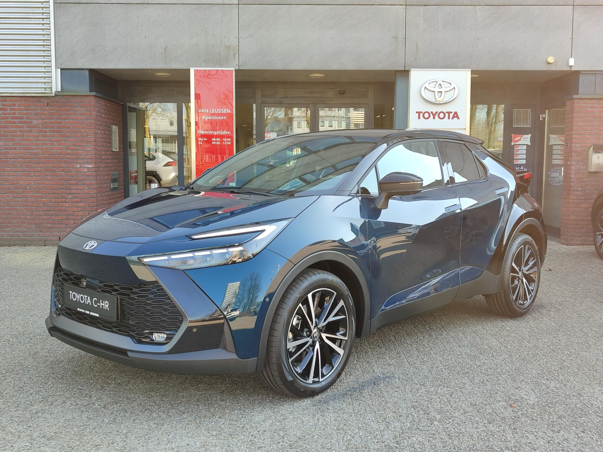 Toyota C-HR PHEV 220 PREMIERE EDITION NIEUW DIRECT RIJDEN STOEL/STUURVERW PANODAK KEYLESS HEAD-UP LED KEYLESS BLIND SPOT LED EL-ACHTERKLEP LEER