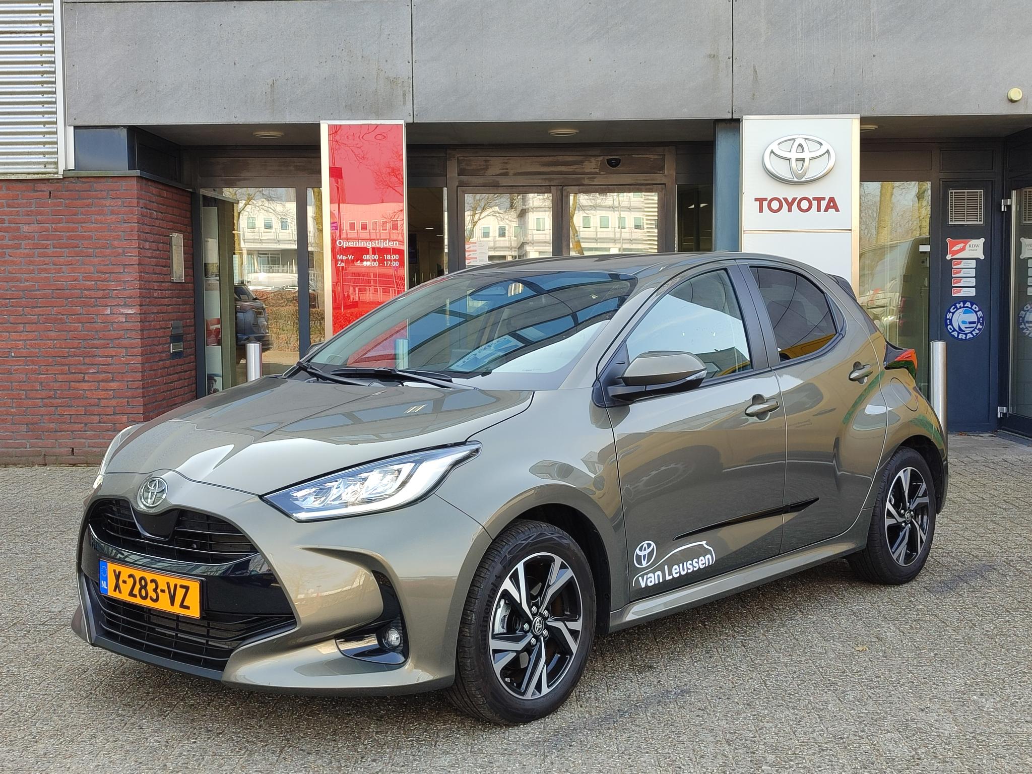 Toyota Yaris Hybrid 115 FIRST EDITION NAVI 16'' LM-VELGEN APPLE/ANDROID KEYLESS LED CAMERA AD-CRUISE CLIMA NL-AUTO