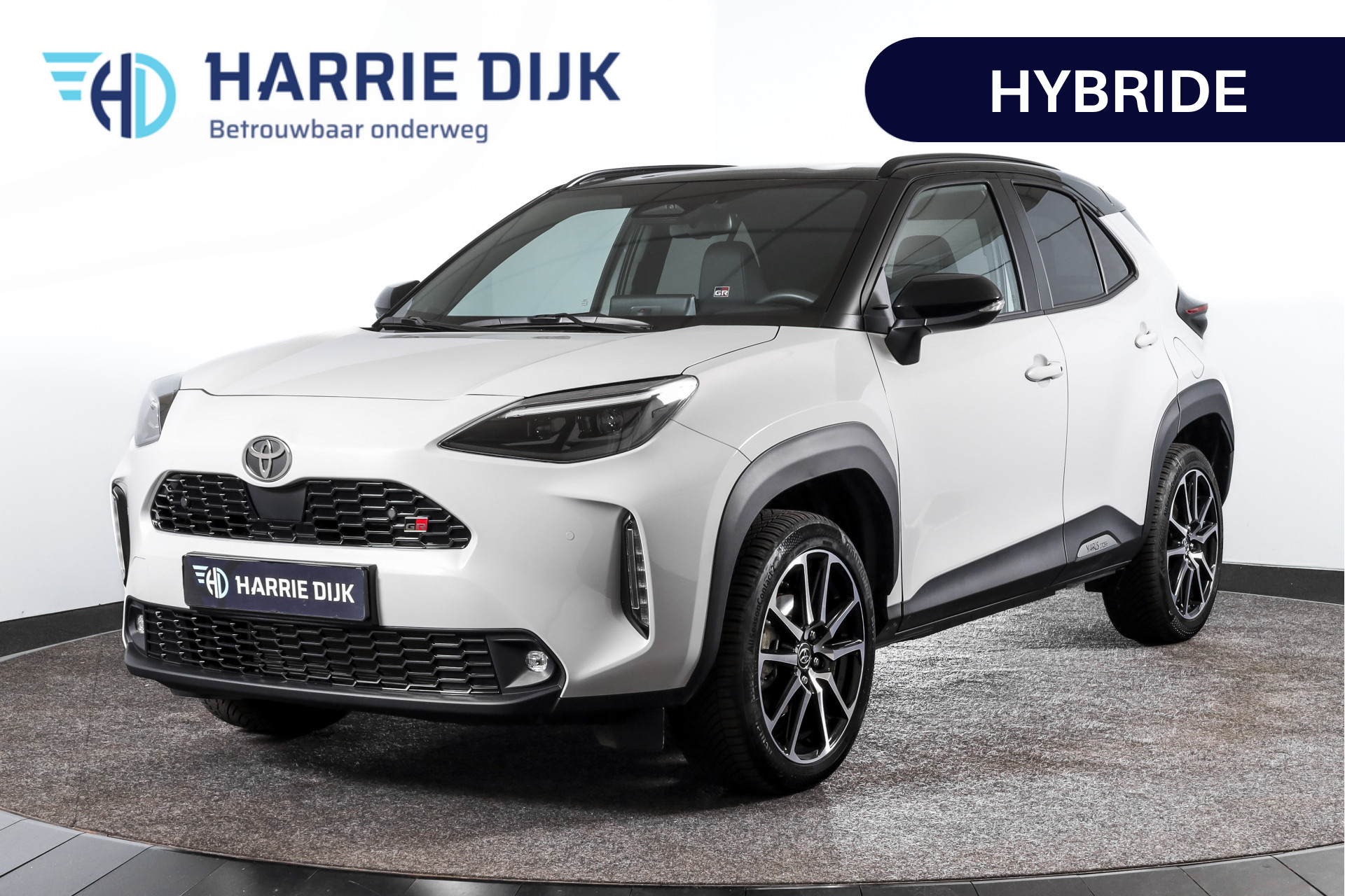 Toyota Yaris Cross 1.5 Hybrid 130 GR Sport Automaat (Nieuw model) | Dig.Cockpit | Adapt.Cruise | Stoel+Stuurverw. | Camera | PDC + NAV + App.Connect (Draadloos) | ECC | LM 18" | 2023
