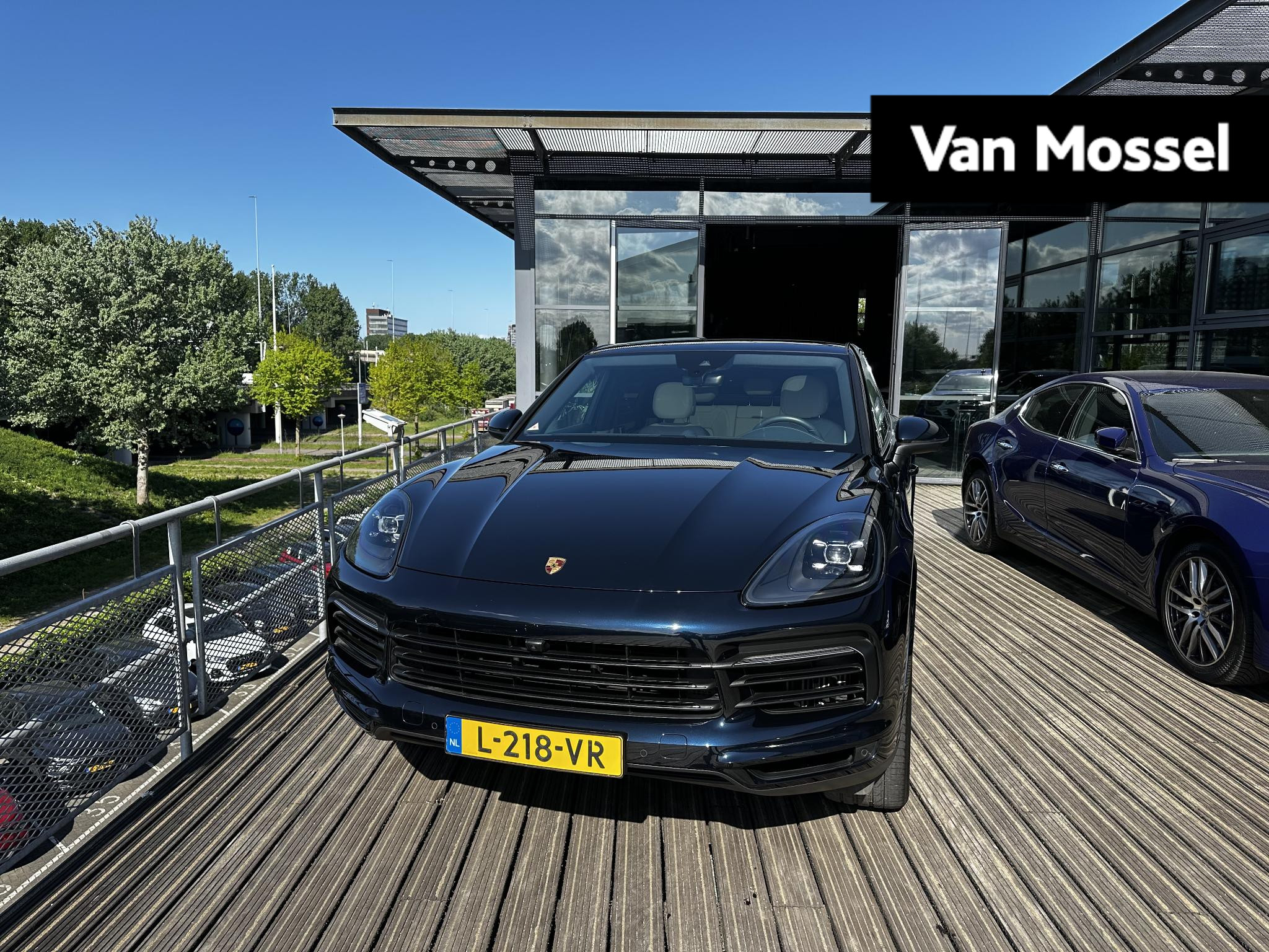 Porsche Cayenne Coupé 3.0 E-Hybrid | PASM LUCHTVERING | SPORTCHRONO | 21 INCH | PANORAMADAK | NL GELEVERDE AUTO 1E EIGENAAR | MIDNIGHTBLUE METALLIC |