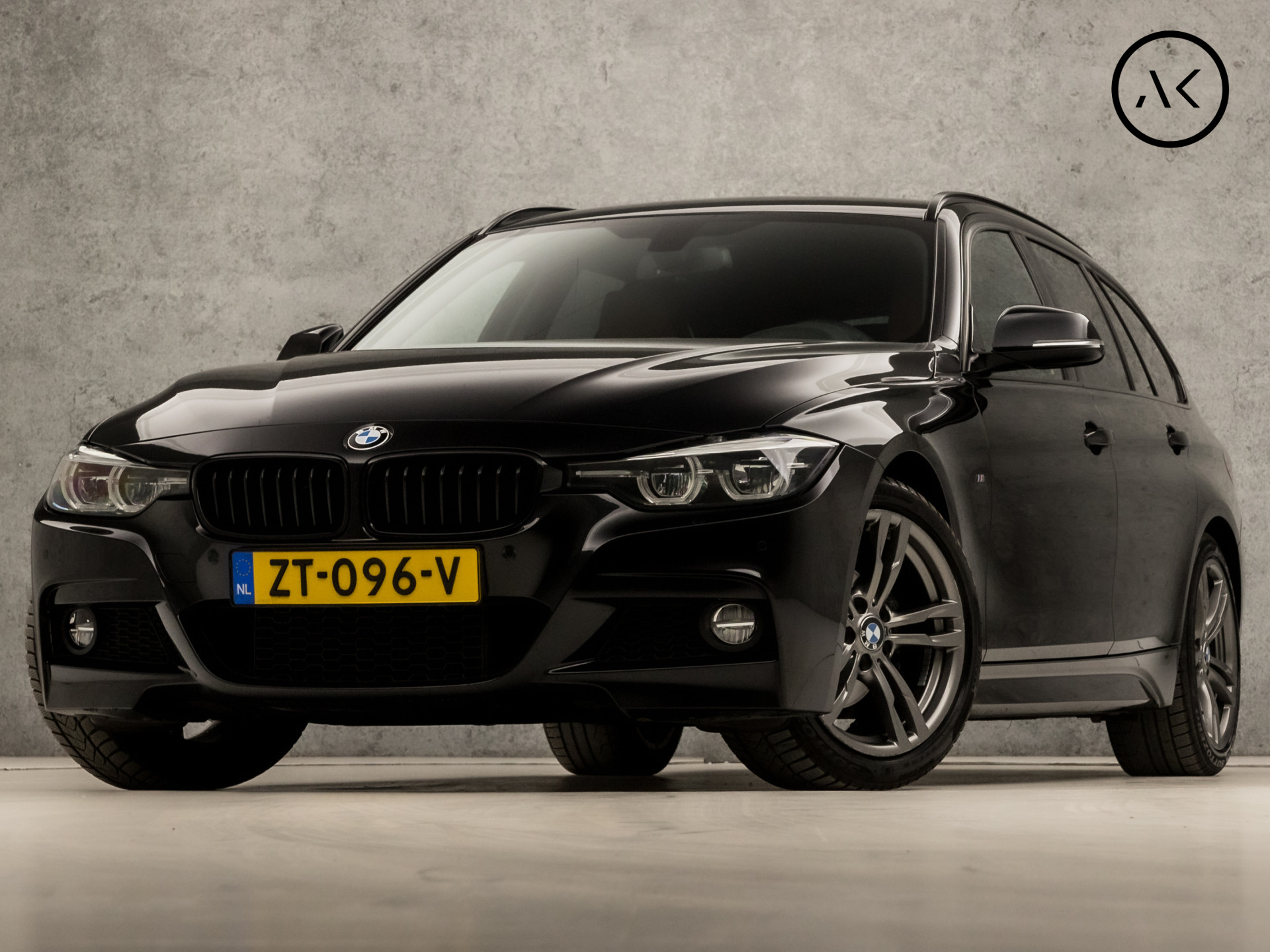 BMW 3 Serie Touring 320i M Sport Line Shadow 184Pk Automaat (GROOT NAVI, M PAKKET, CAMERA, STOELVERWARMING, LEDEREN SPORTSTOELEN, SPORT AUTOMAAT, FLIPPERS, GETINT GLAS, ELEK ACHTERKLEP, NIEUWE APK, NIEUWSTAAT)