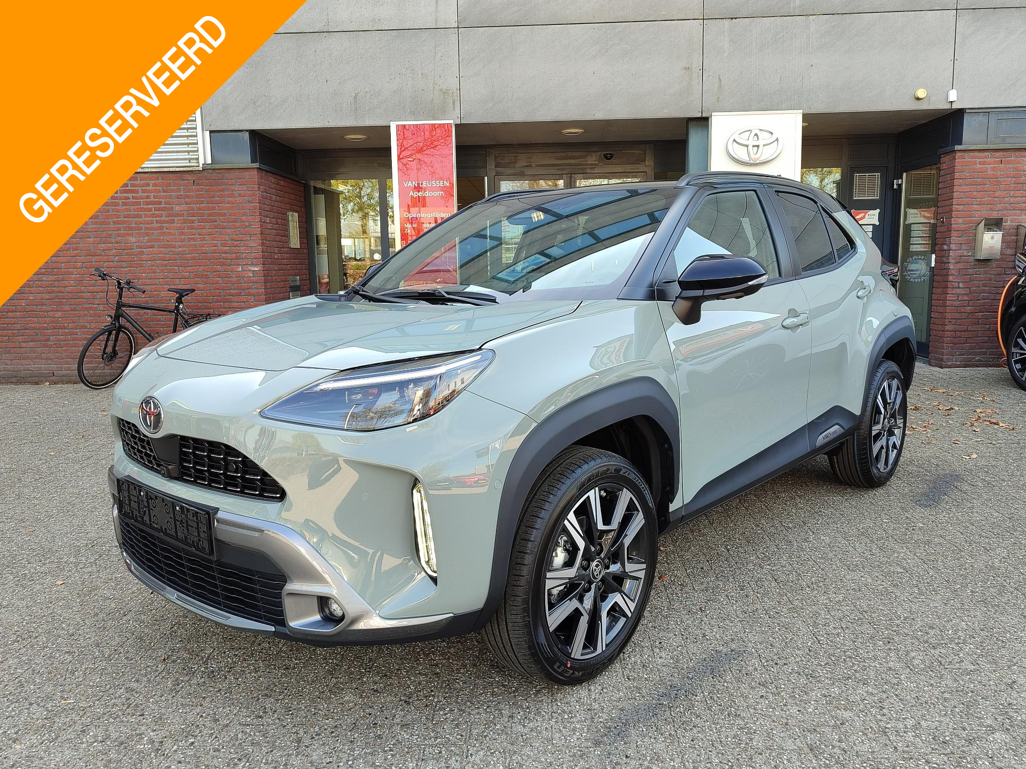 Toyota Yaris Cross Hybrid 130 LAUNCH EDITION NIEUW DIRECT LEVERBAAR 360° CAMERA PANODAK JBL-AUDIO STOEL/STUURVERW HEAD-UP 18'' LM-VELGEN EL-ACHTERKLEP BLIND SPOT NAVI APPLE/ANDROID KEYLESS