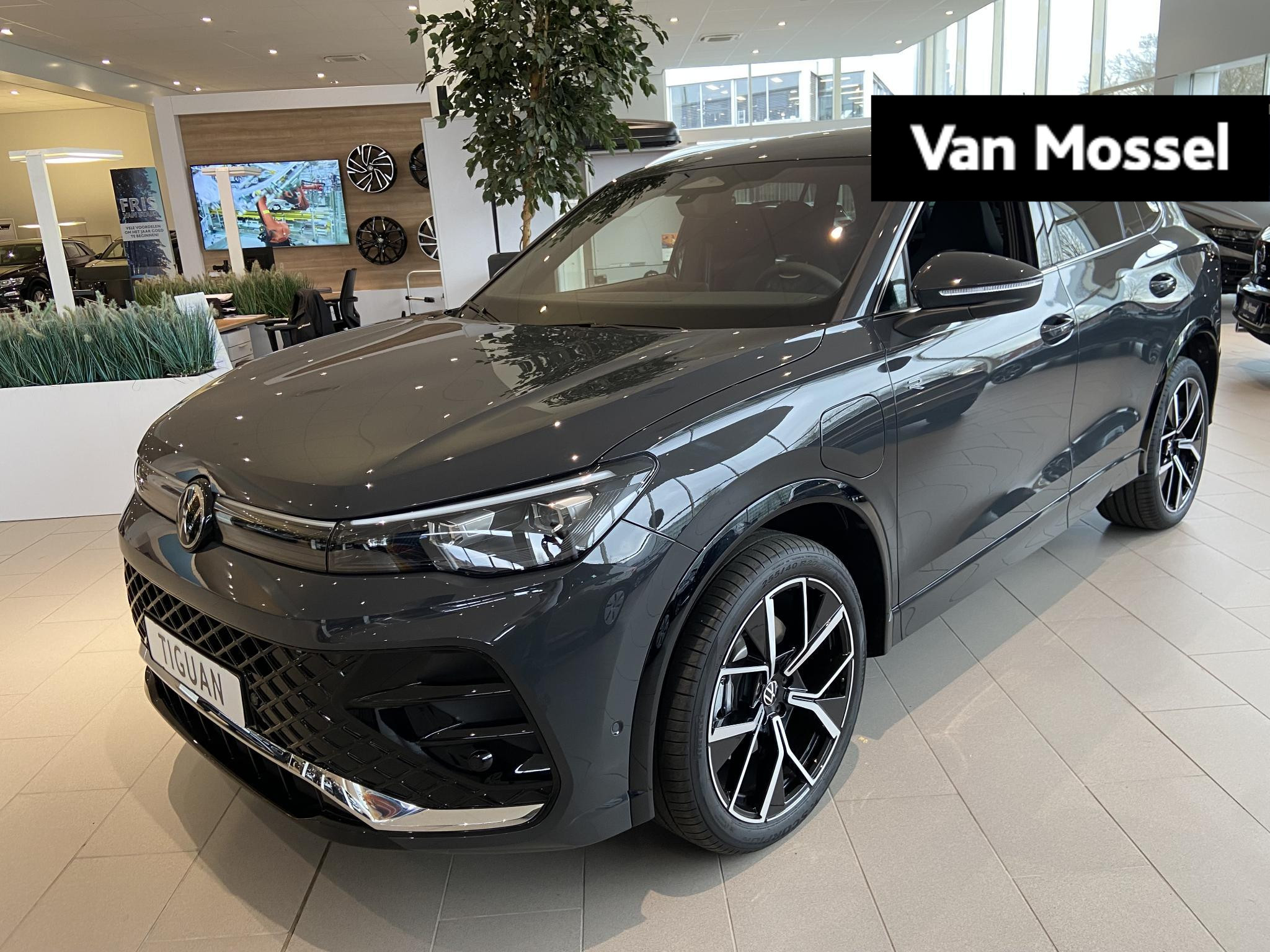 Volkswagen Tiguan 1.5 eHybrid R-Line Business 272 PK | Voorraad direct rijden | Navigatie | Keyless access | Camera | Voorruitverwarming | Apple Carplay | Android Auto | Stoelverwarming | Achterklep elektrisch | Dodehoeksensoren |