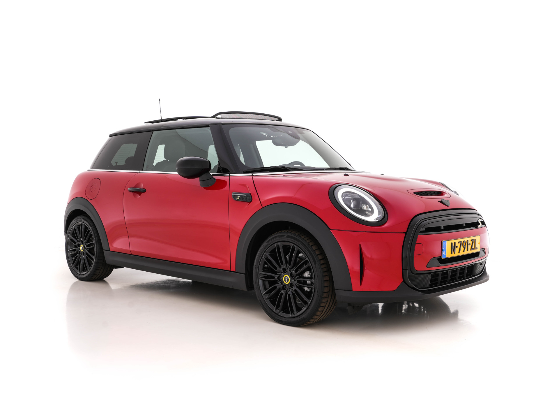 MINI Electric Mini Business Edition 33 kWh [ 3-Fase ] (INCL-BTW) Aut. *PANO | FULL-LEATHER | FULL-LED | HARMAN/KARDON-SOUND | KEYLESS | CAMERA | SPORT-SEATS | NAVI-FULLMAP  | ECC | HEATED-SEATS | AMBIENT-LIGHT | DAB | DIGI-COCKPIT | PDC | 17"ALU
